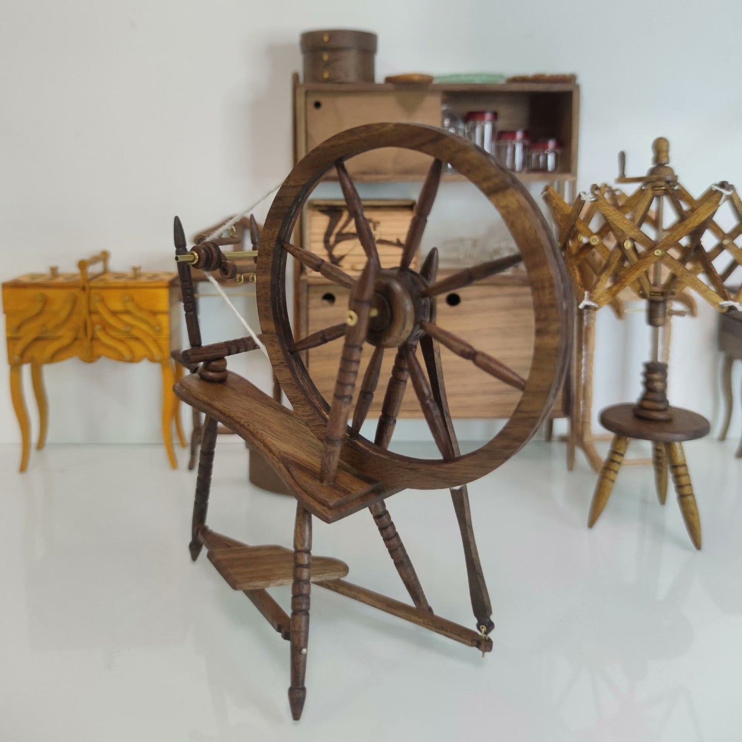Muebles de casa de muñecas en miniatura a escala 1:6 con rueca
