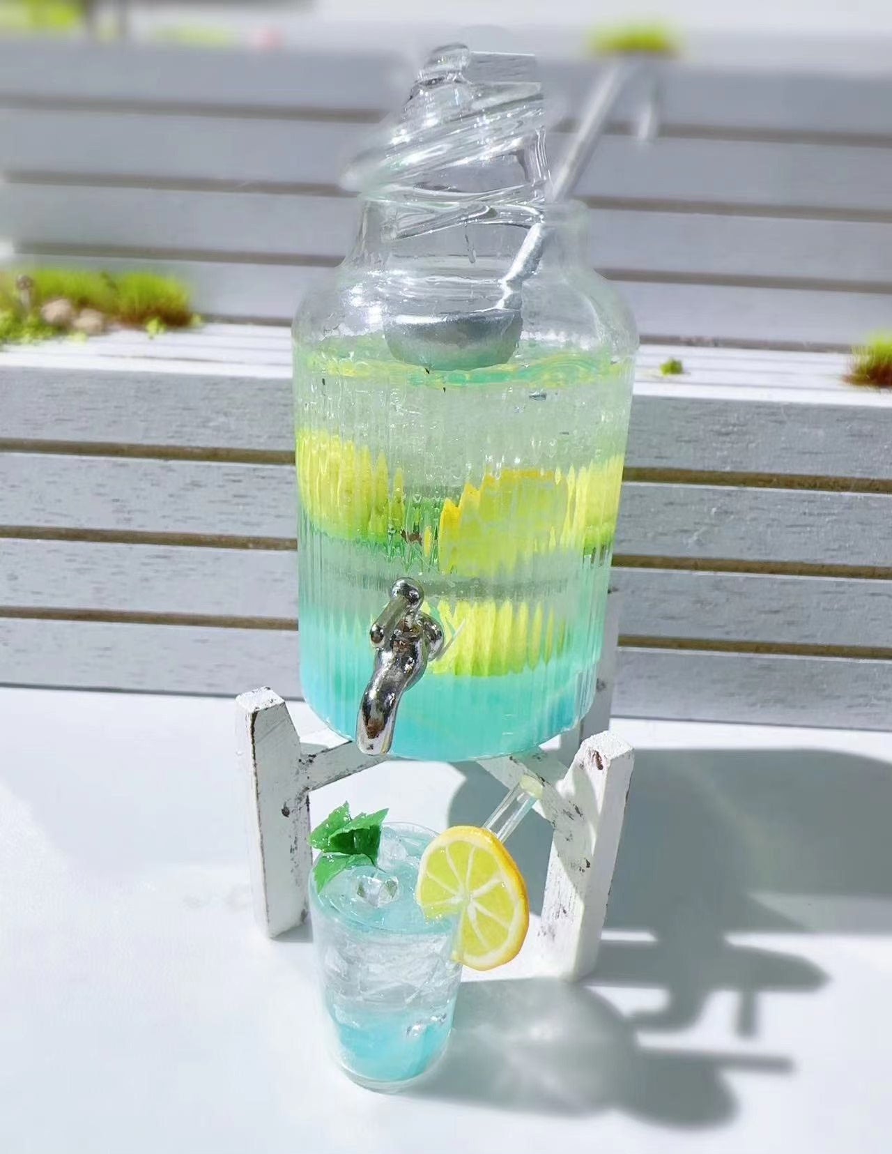 Accesorio para casa de muñecas en miniatura a escala 1:12: Frasco de vidrio para té de frutas, refresco de limón y hielo