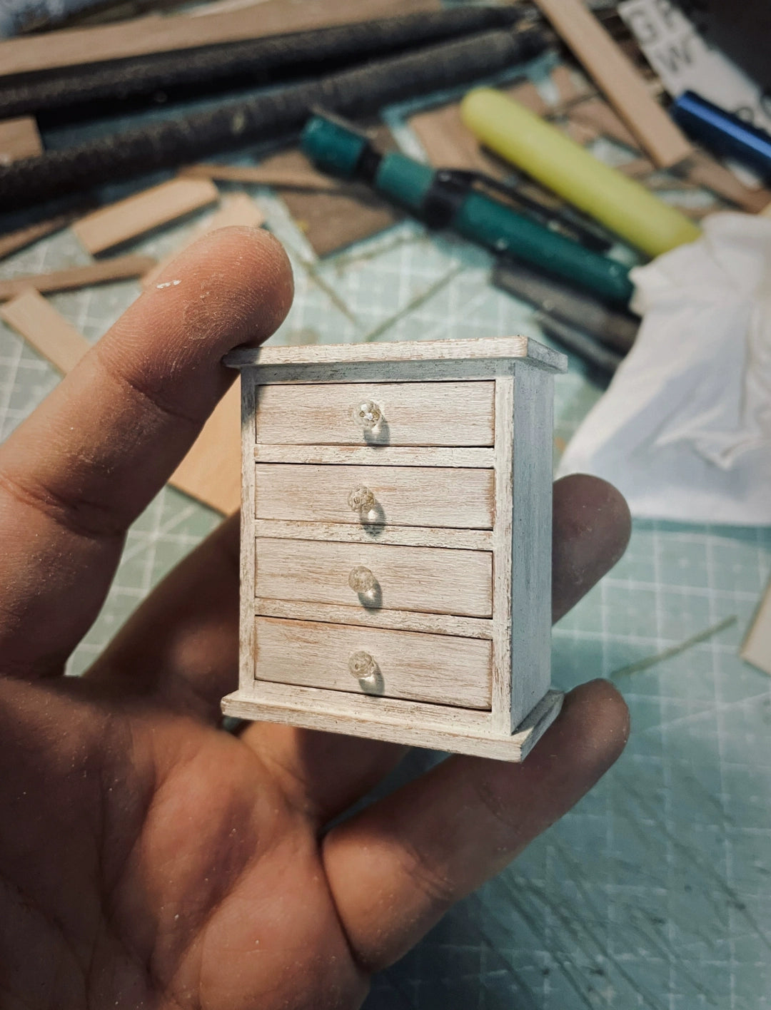 Meuble à tiroirs blanc vieilli à l'échelle 1:6, meuble miniature pour maison de poupée