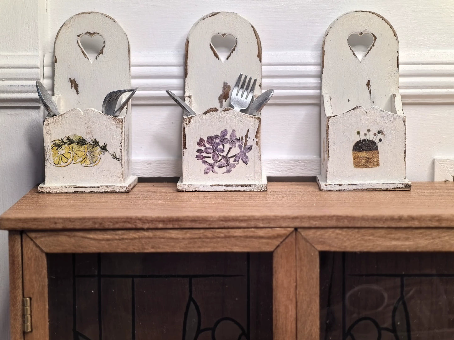 Juego de utensilios de cocina en miniatura a escala 1:12 con caja de almacenamiento, cubiertos, cuchillos, tenedores y cucharas, accesorios para casa de muñecas.