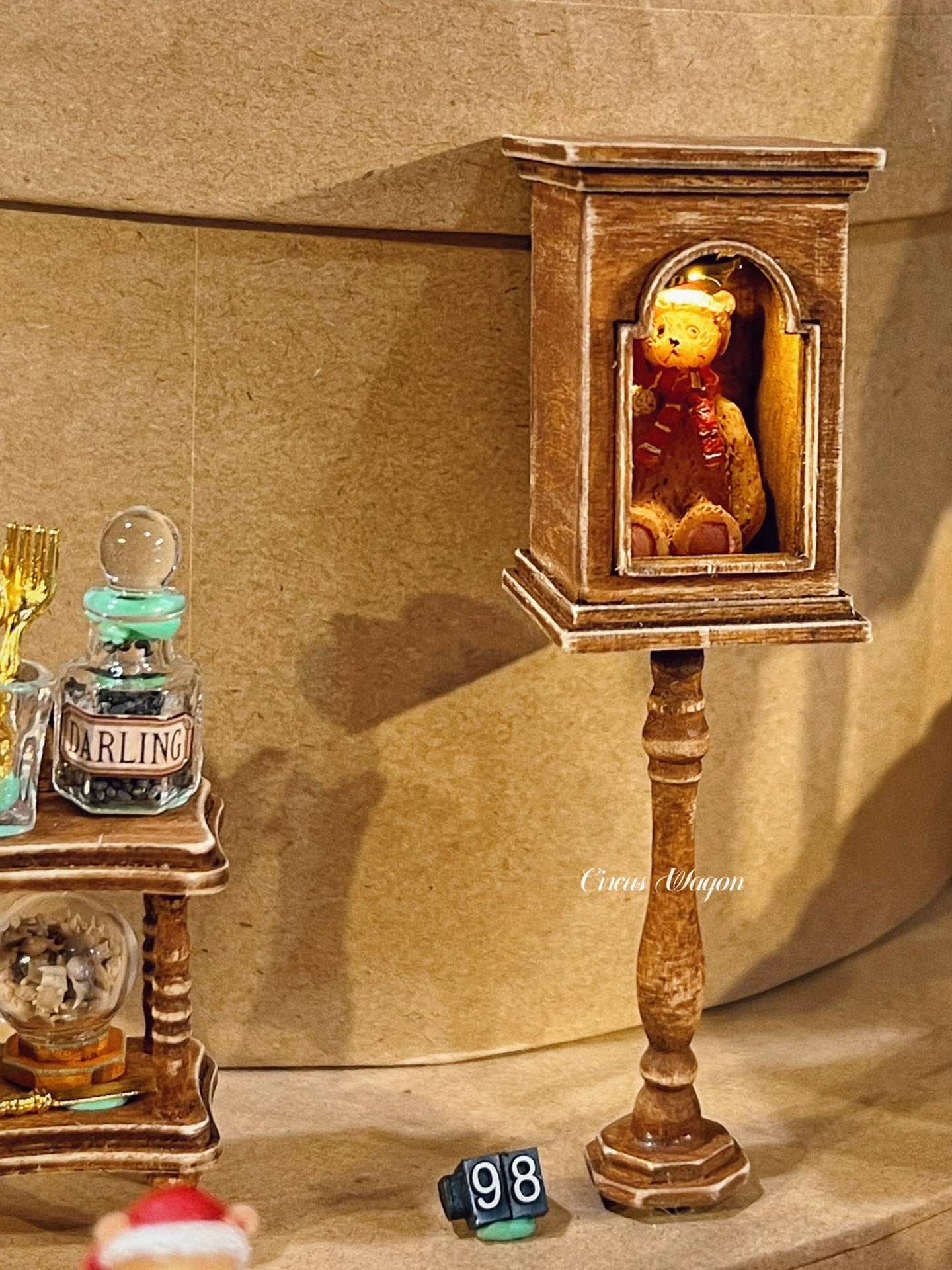 Estante de almacenamiento en miniatura a escala 1:12, muebles marrones para casa de muñecas