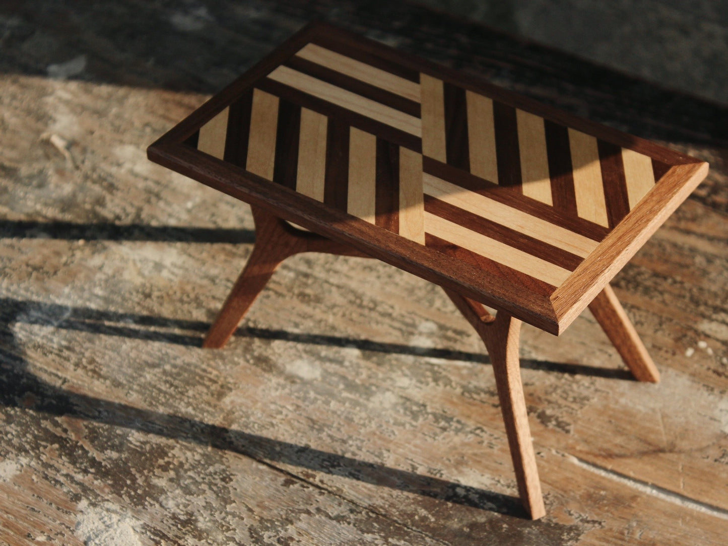 Mesa de comedor en miniatura de madera maciza con parquet a escala 1:6 para casa de muñecas