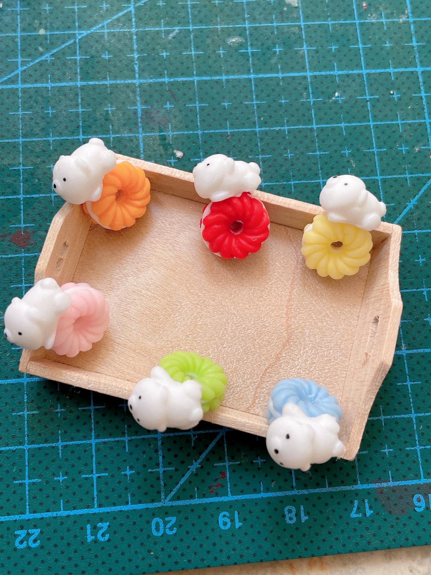 Sculpture miniature en argile représentant un macaron à l'échelle 1:12