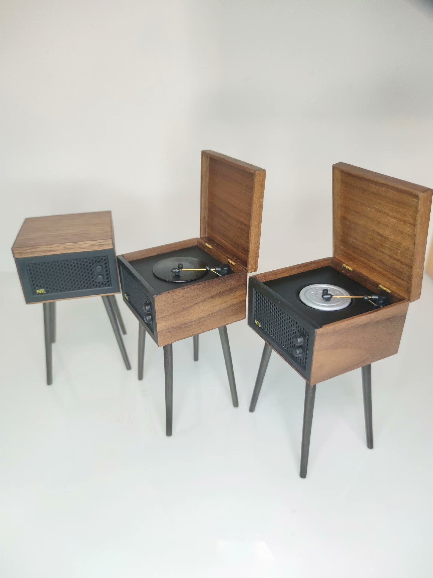 Tourne-disque miniature en noyer à l'échelle 1:6 pour maison de poupée