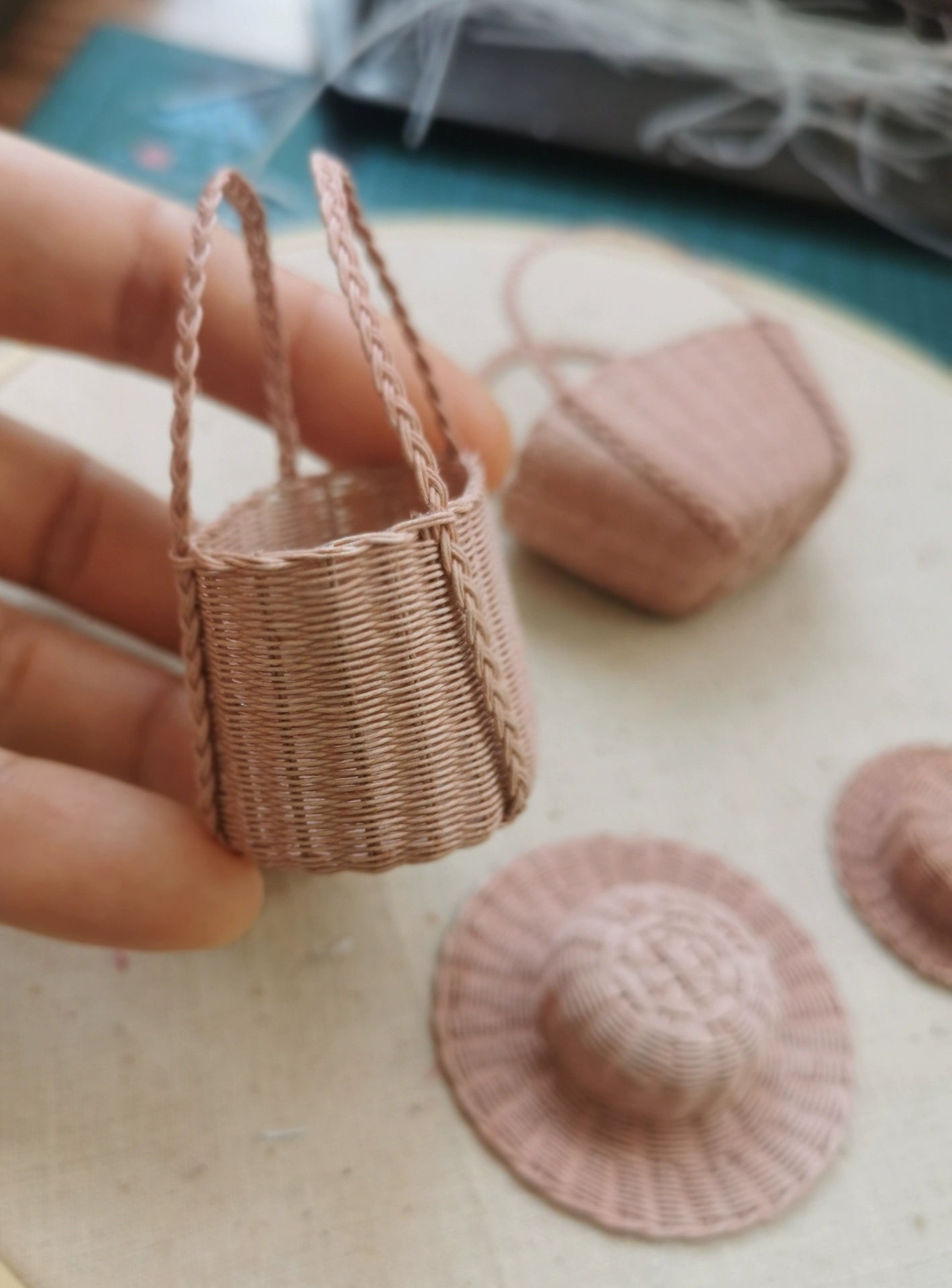 1:12 Scale Miniature Wicker Basket Flower Basket And Hat With Customizable Butterfly For Dollhouse Accessories