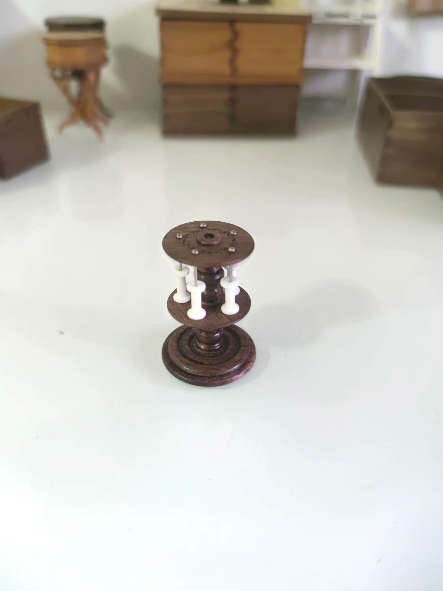 Meubles miniatures pour maison de poupée à l'échelle 1:6, atelier de couture, support de bobines en noyer