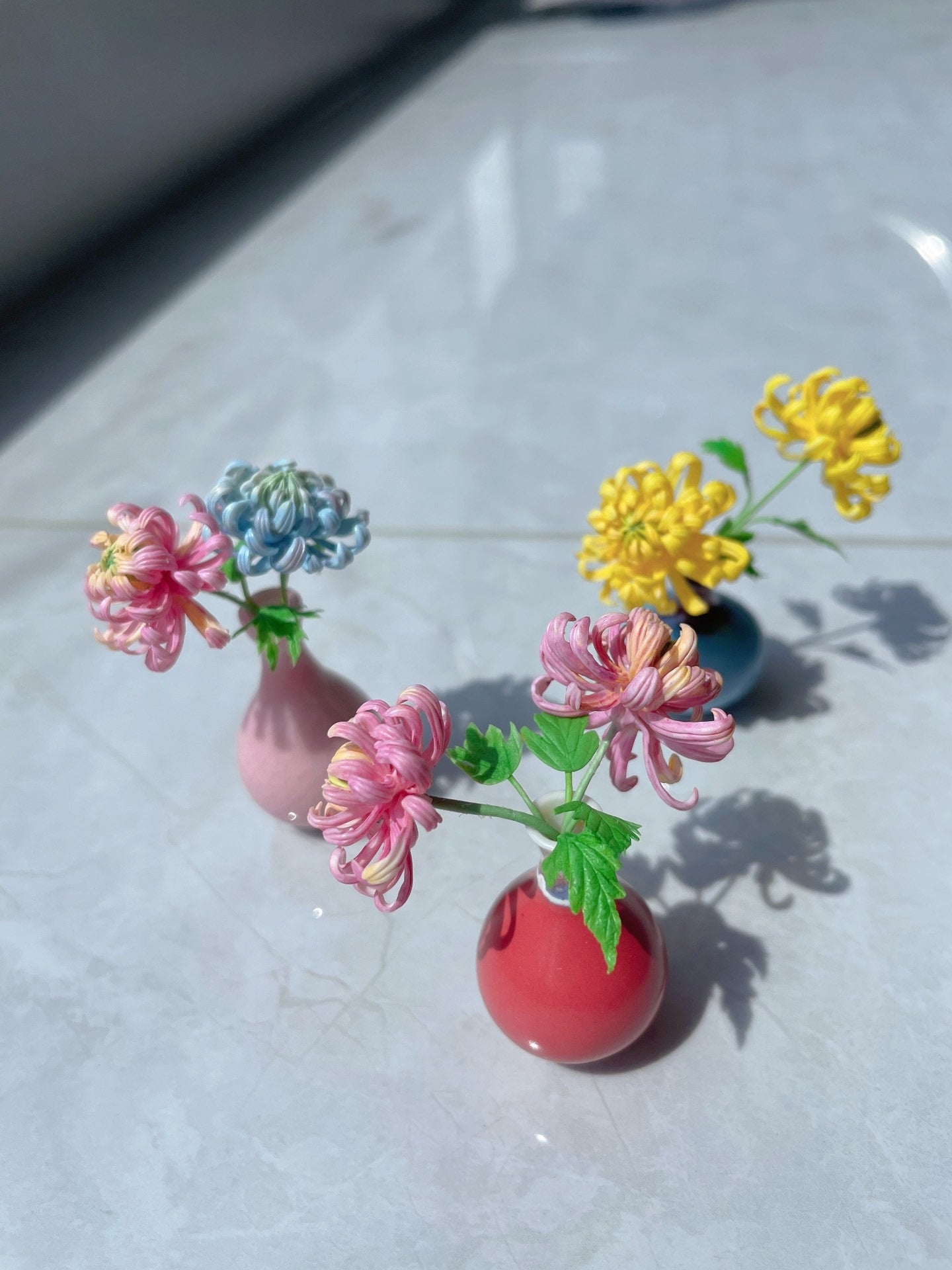 Flores de crisantemo de arcilla en miniatura a escala 1:12, decoración para casa de muñecas, accesorios para muñecas en miniatura