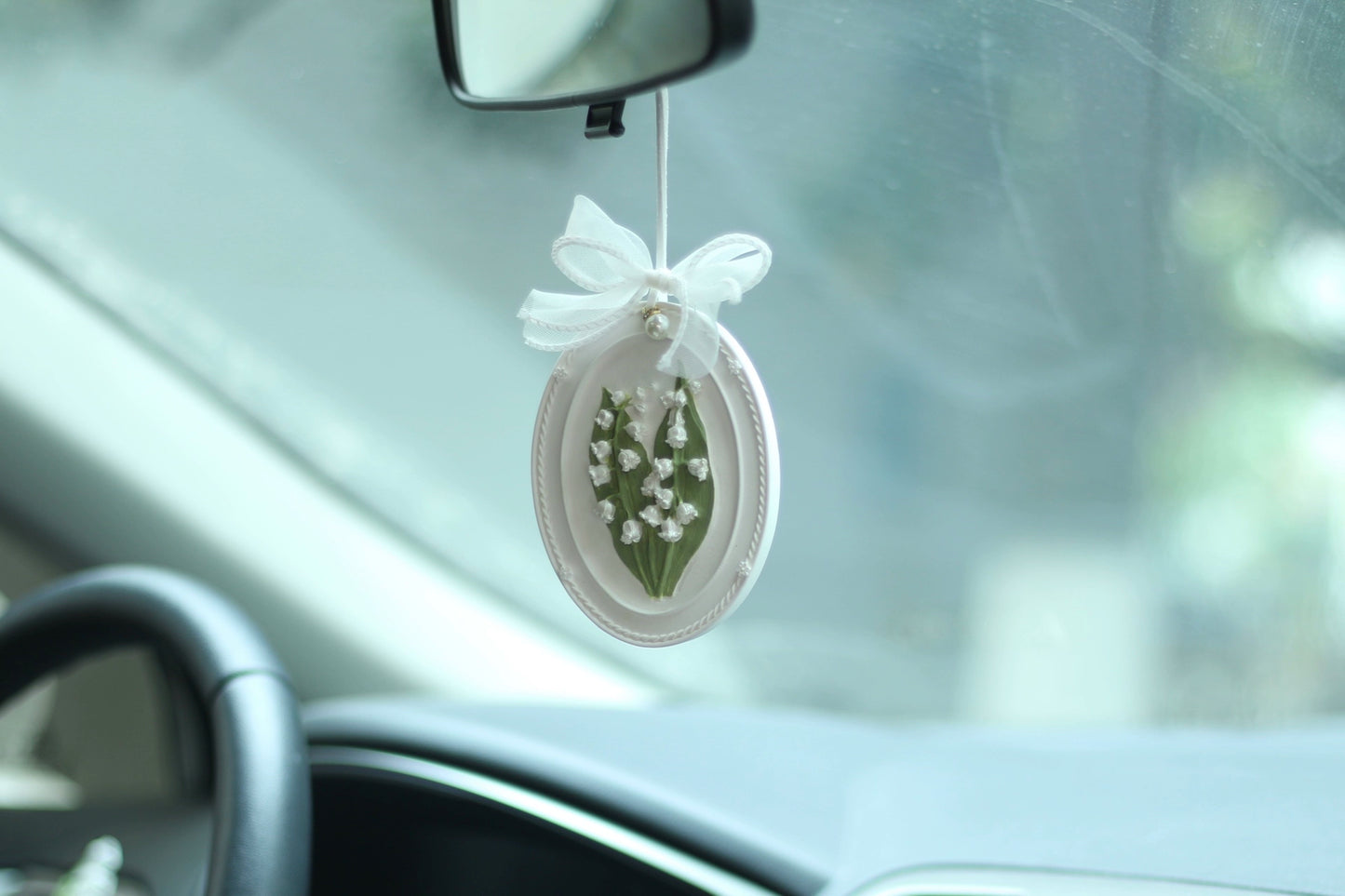Adorno colgante para coche con diseño de lirio de los valles en miniatura