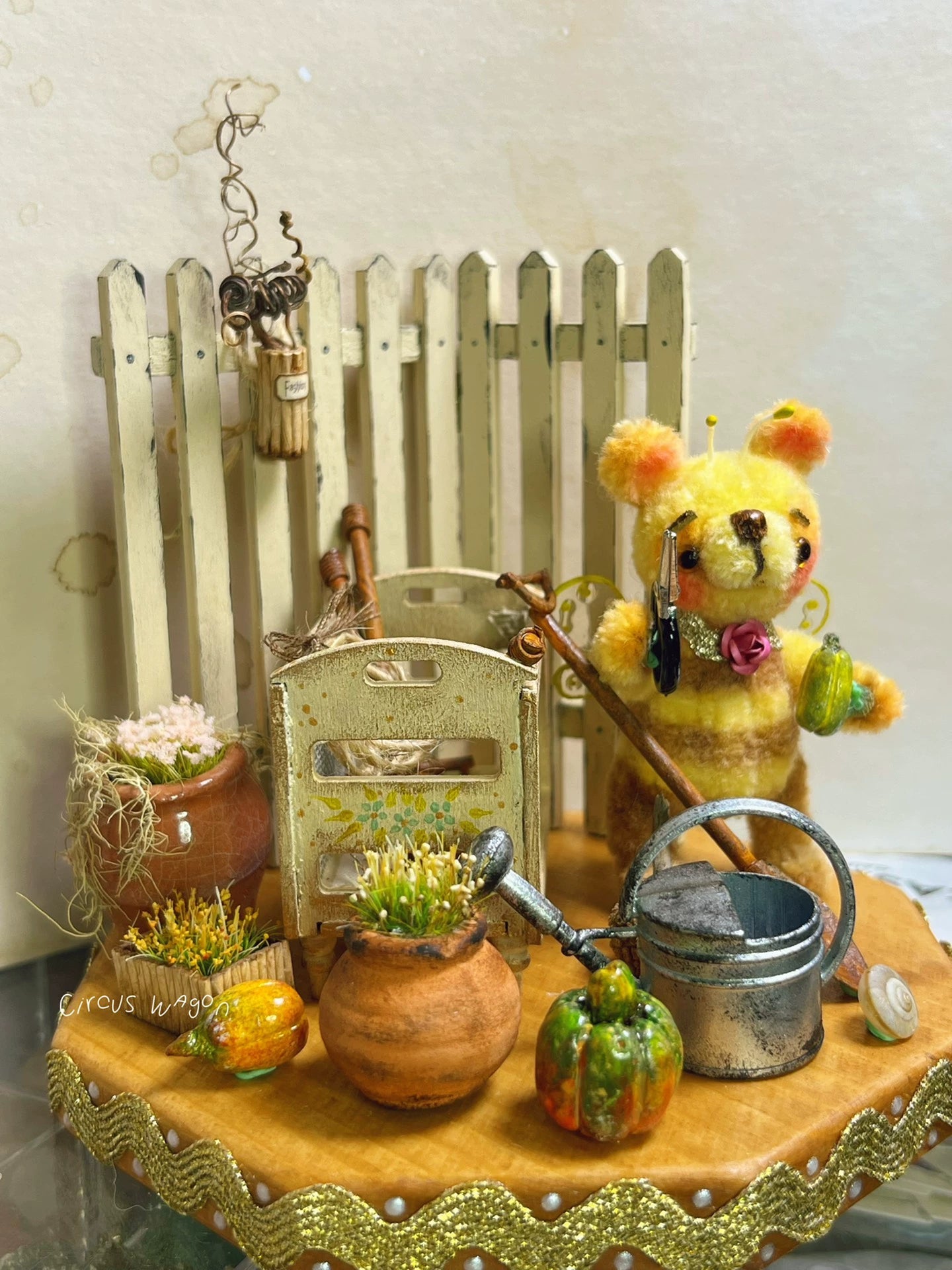 Casa de muñecas con oso y abeja trabajadora en miniatura a escala 1:12