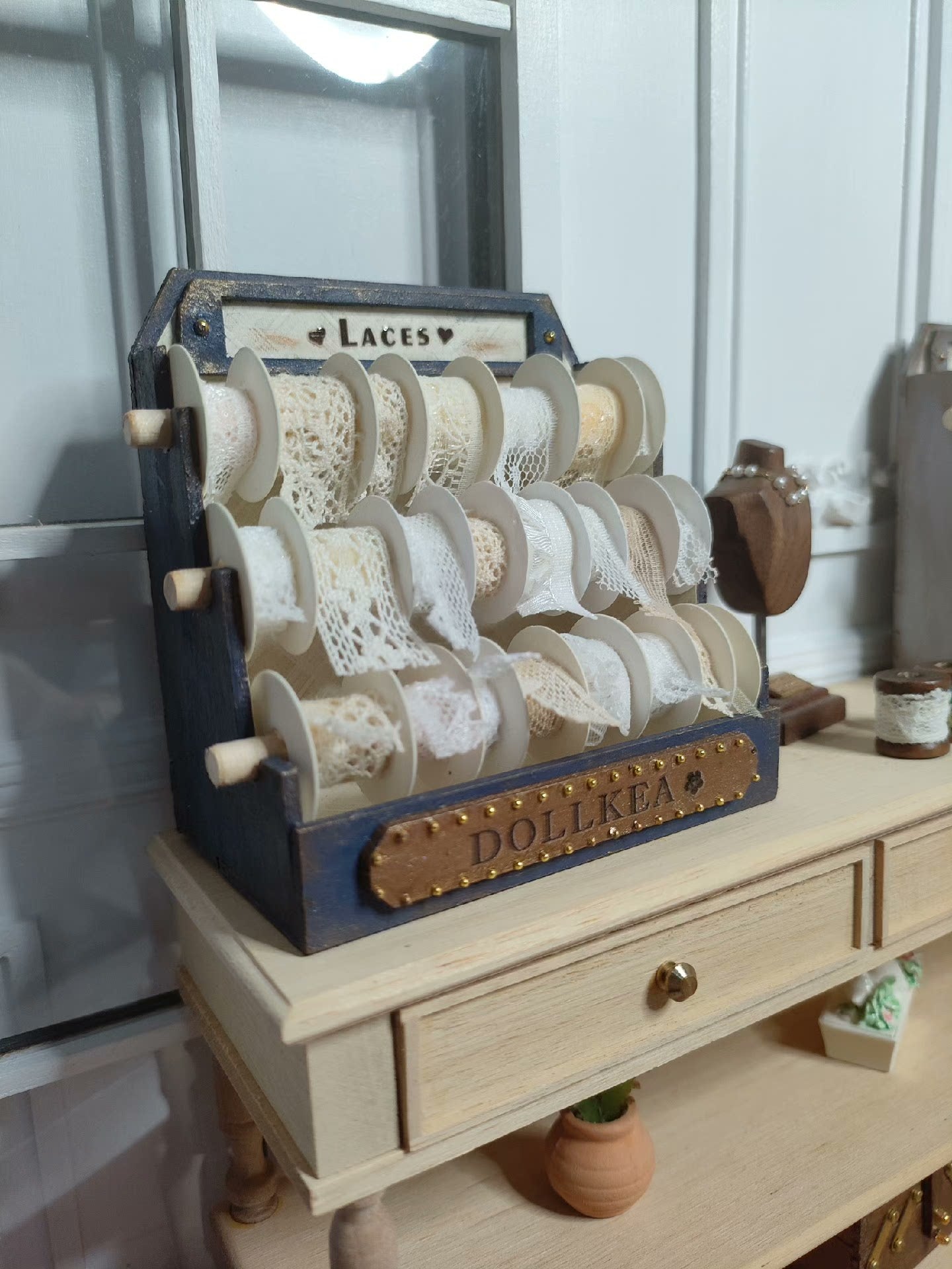 Expositor de cintas de encaje en miniatura a escala 1:12, accesorio para muebles de casa de muñecas