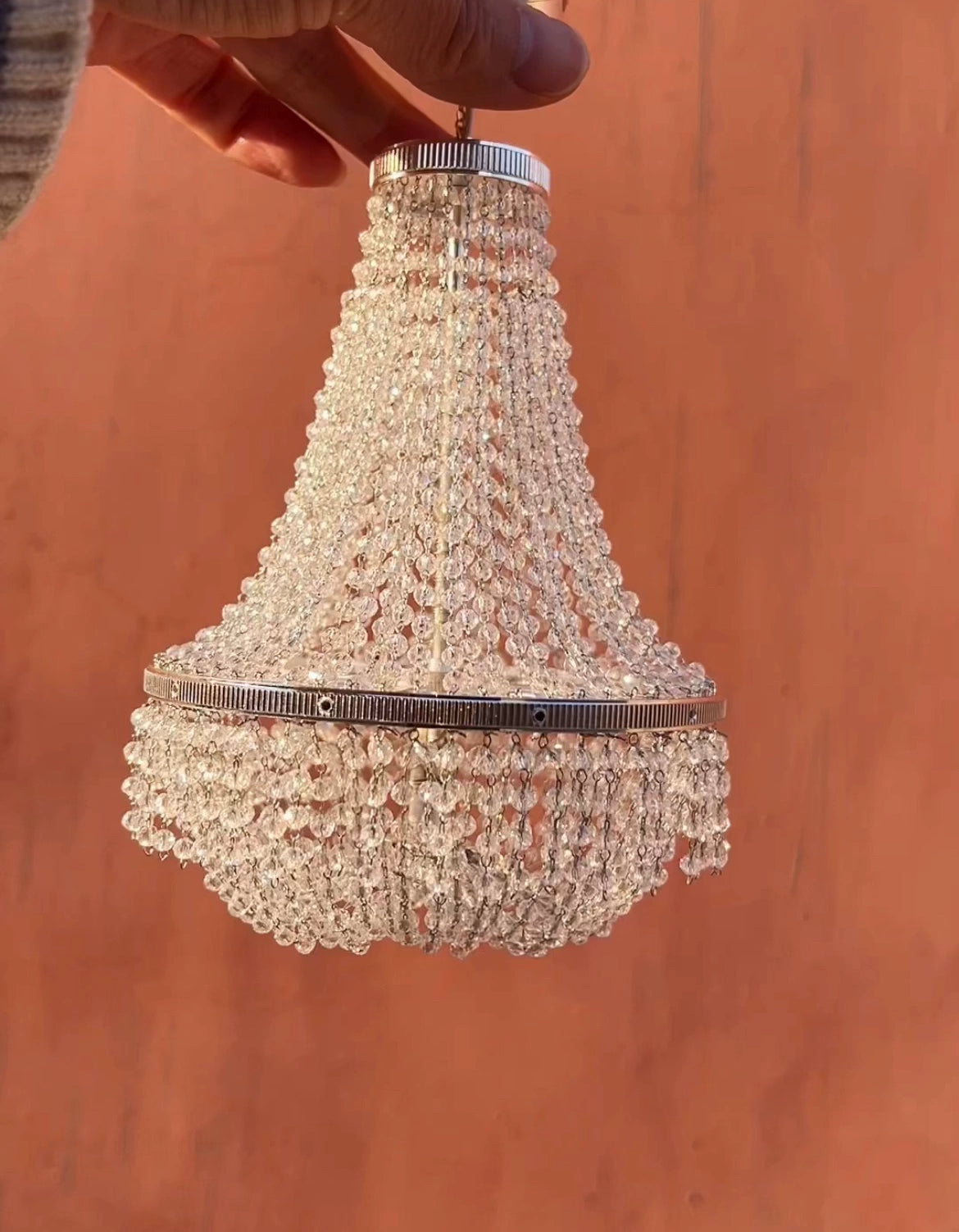 Lustre miniature à l'échelle 1:6 avec perles de cristal et pompons pour maison de poupée Blythe BJD, éclairage rechargeable à télécommande