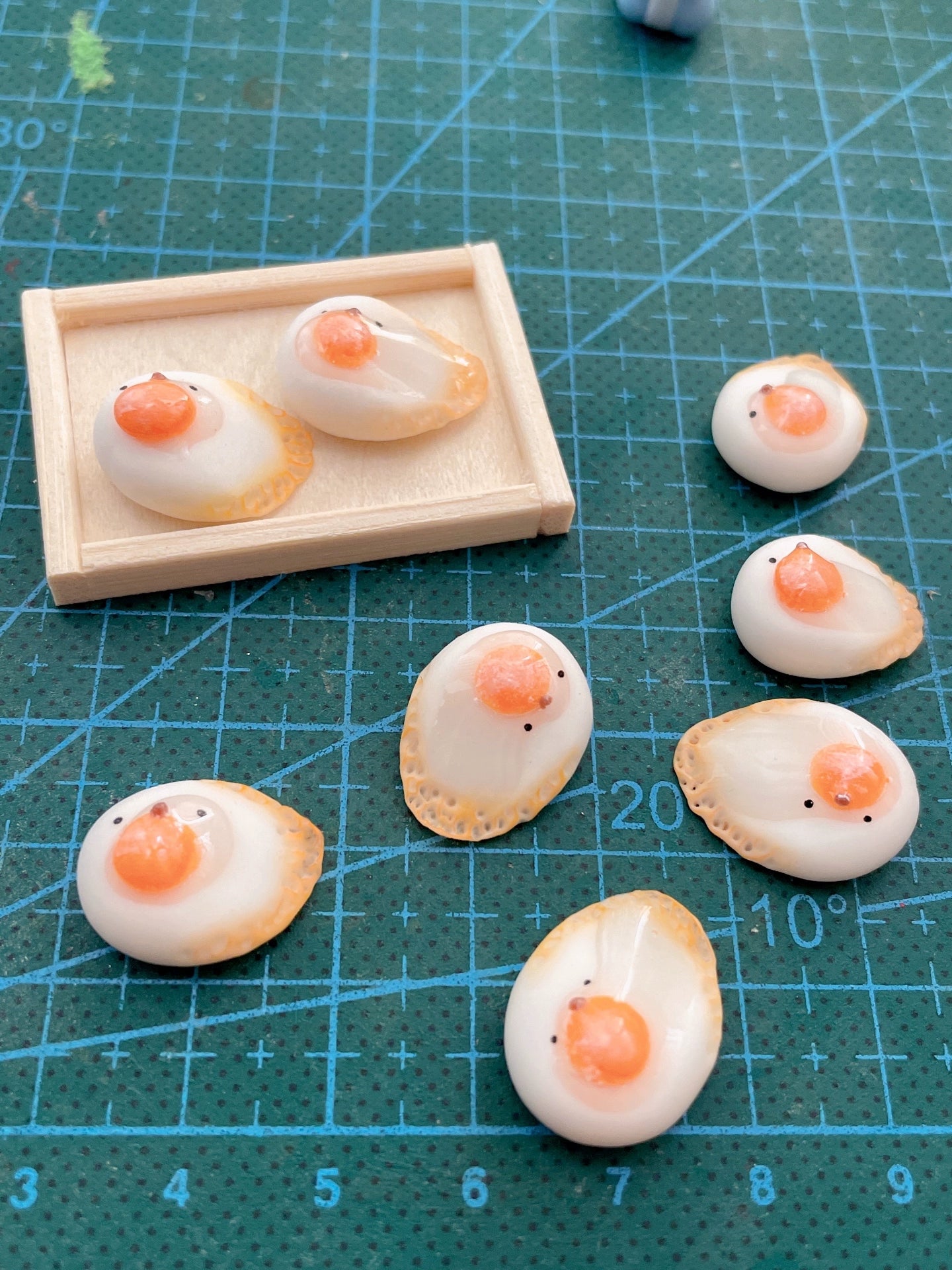 Decoración para casa de muñecas con huevo frito de león marino en miniatura de arcilla a escala 1:12