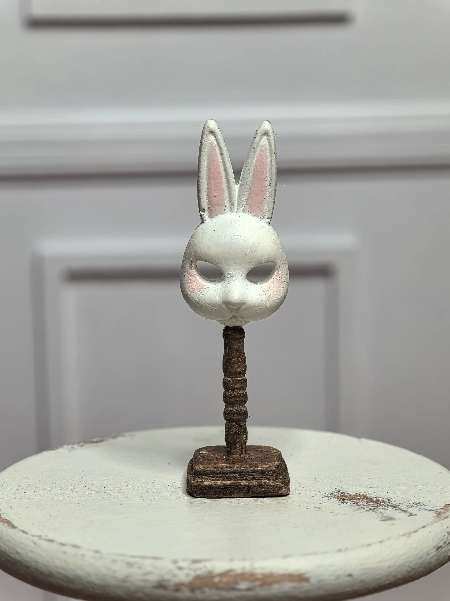 Máscara de conejo en miniatura a escala 1:12, base de madera, figura de exhibición, decoración para casa de muñecas