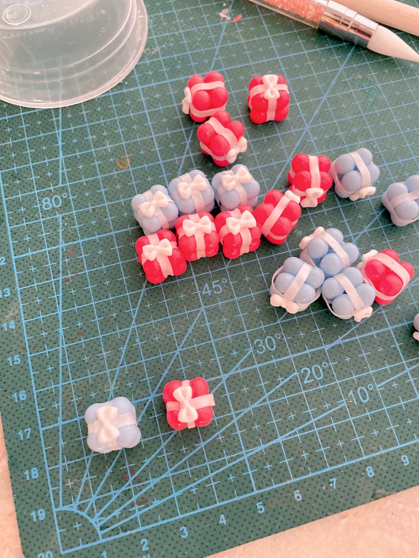 Caja de regalo en miniatura a escala 1:12, accesorio para casa de muñecas en miniatura con arcilla.