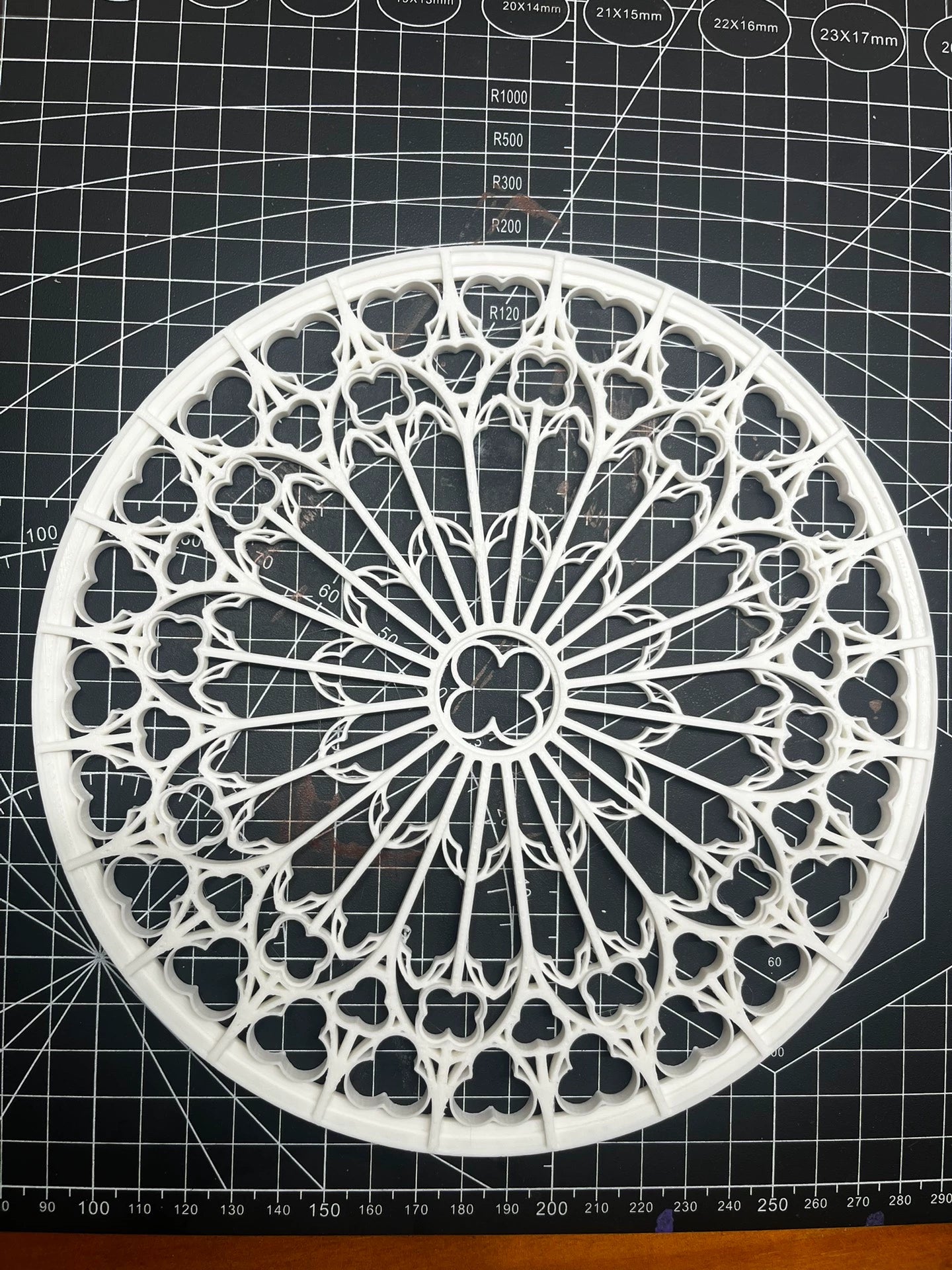 Vitral gótico a escala 1:6, impreso en 3D, tamaño ajustable, accesorio para casa de muñecas en miniatura.