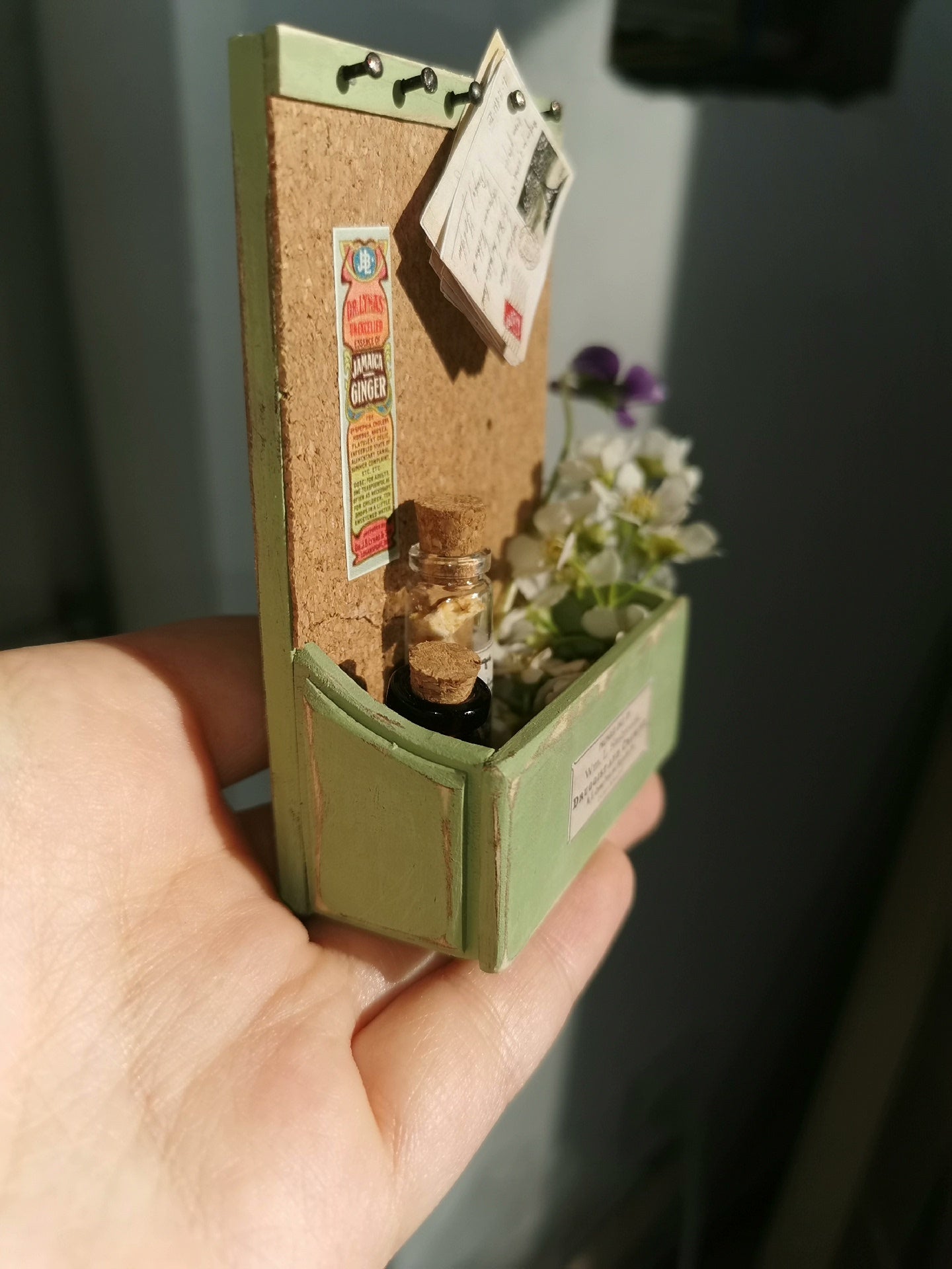 Estante de exhibición vintage a escala 1:6, muebles para casa de muñecas en miniatura, accesorios BJD, cesta floral, fondo para fotografía