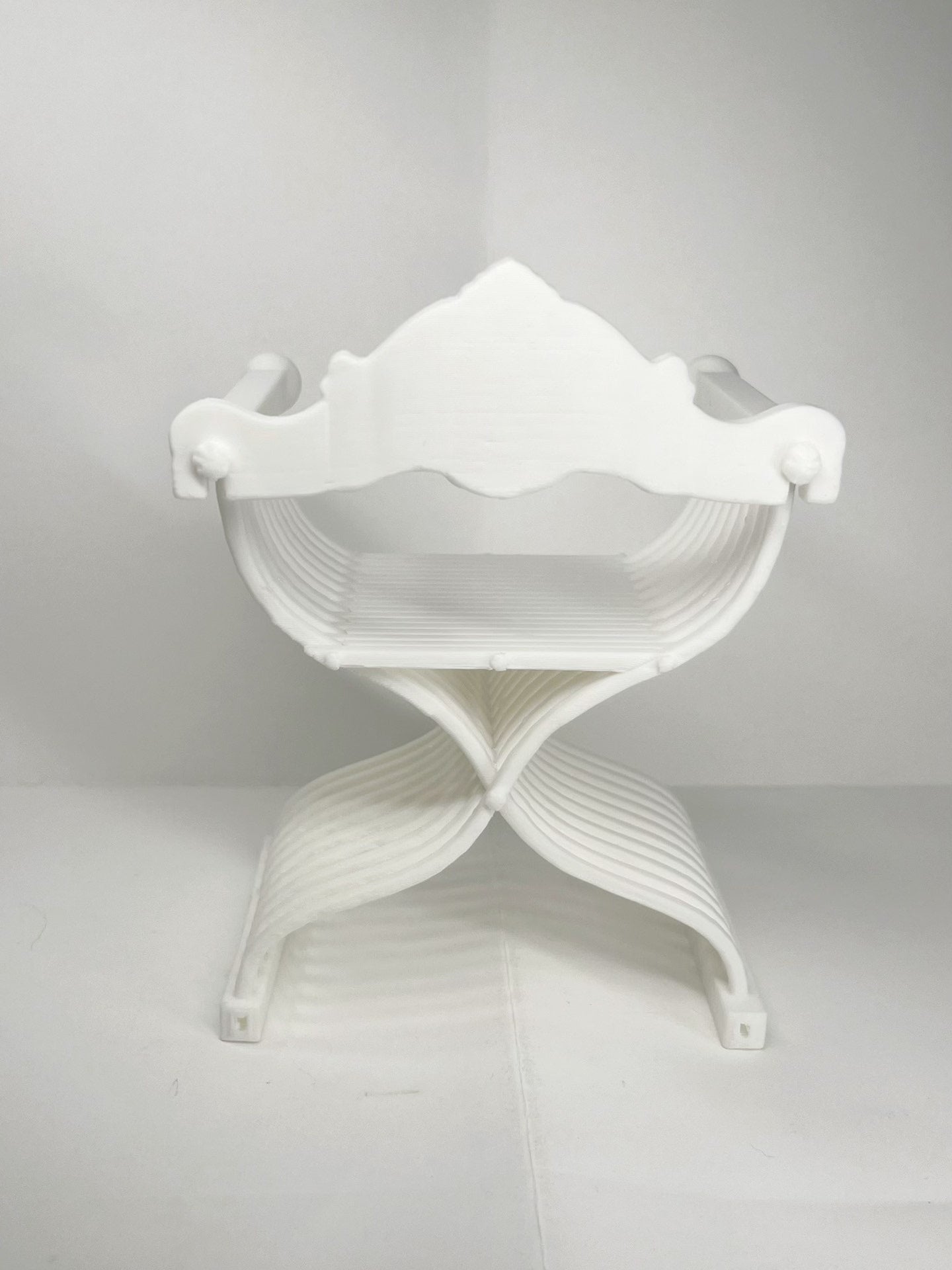 Chaise Dante miniature à l'échelle 1:6, meuble de maison de poupée fait main, modèle blanc