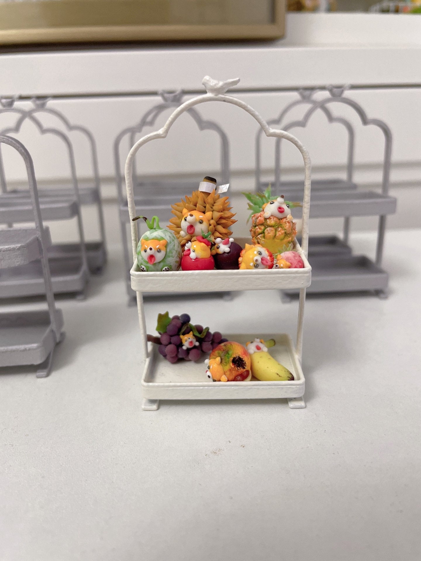 Soporte de postre de metal de doble capa con pájaro en miniatura a escala 1:12, modelo blanco, muebles para casa de muñecas en miniatura