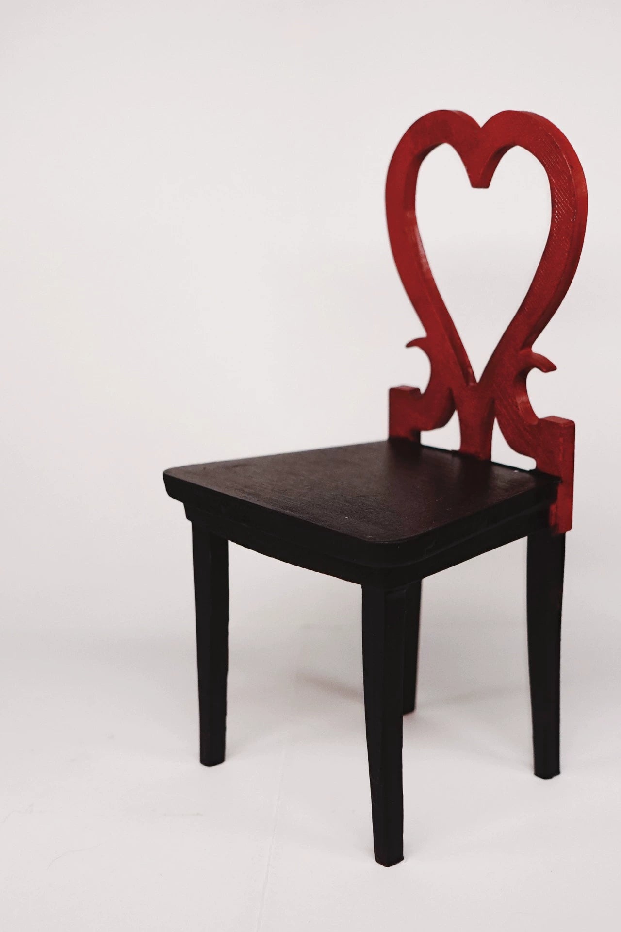 Silla gótica a escala 1:6, muebles de casa de muñecas en miniatura, hechos a mano y pintados.