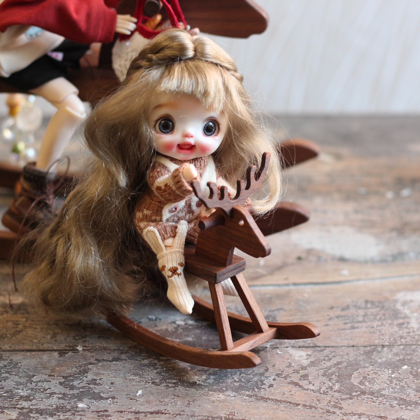 Caballo pequeño de madera con asta de nogal negro macizo, producto terminado