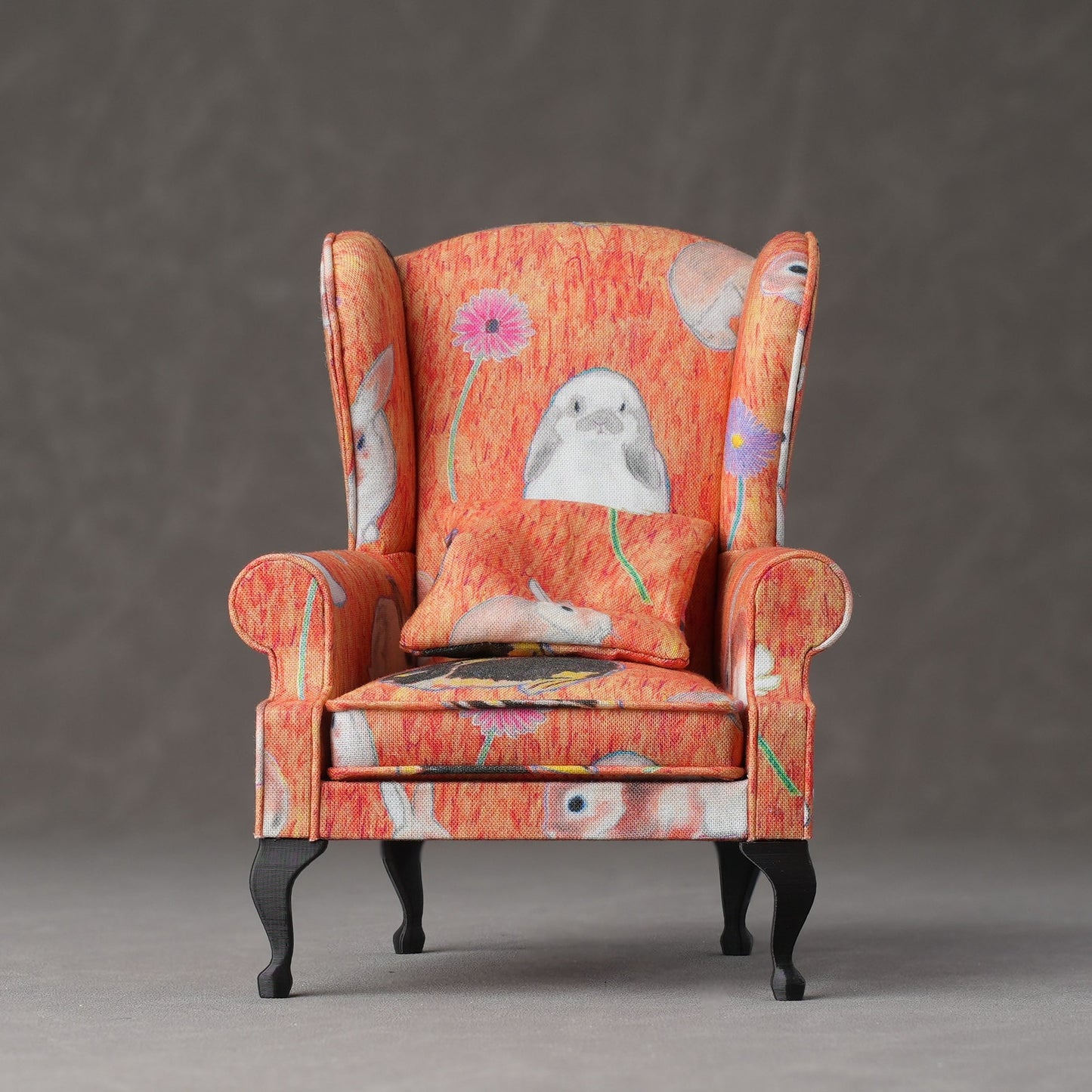 Fauteuil antique miniature à l'échelle 1:6 pour maison de poupée