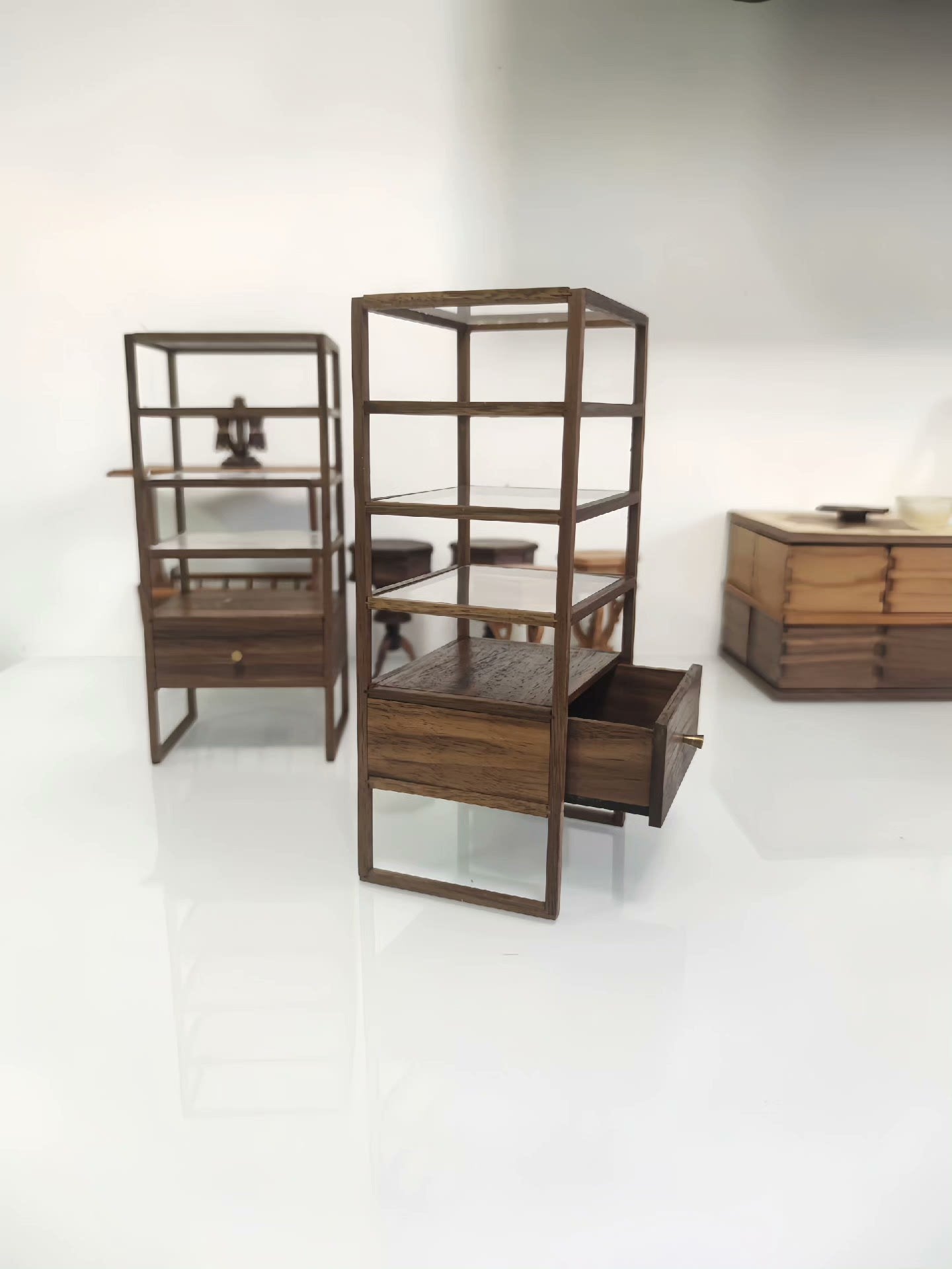 Étagère de présentation en noyer à l'échelle 1:12, meubles miniatures pour maison de poupée