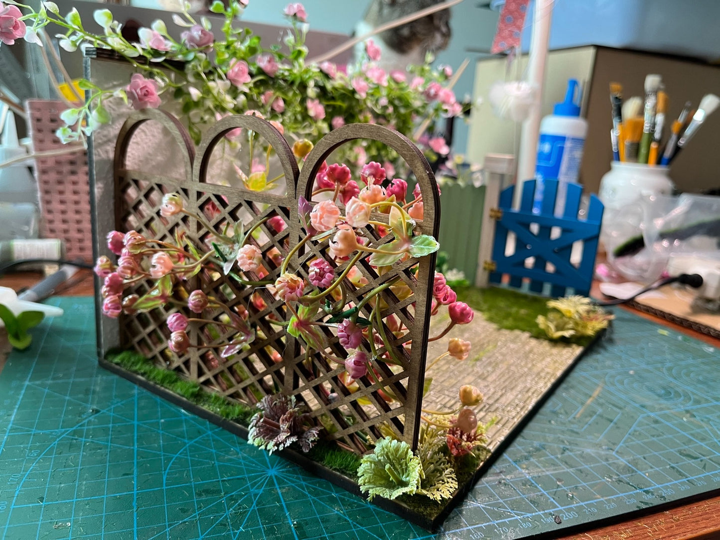 Escena fotográfica de jardín a escala 1:12, casa de muñecas en miniatura, muebles de madera únicos
