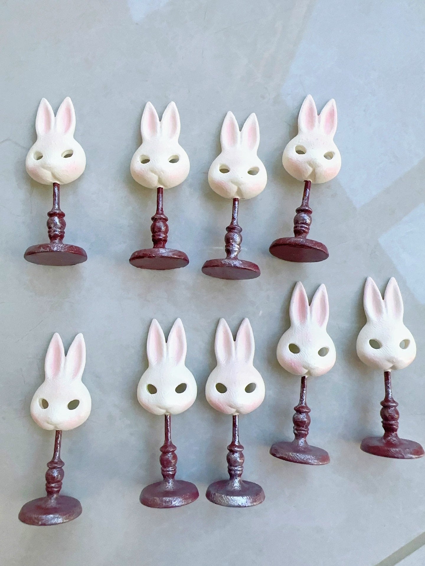 Máscara de conejo blanco en miniatura a escala 1:12, casa de muñecas, escena de pastelería, muebles en miniatura