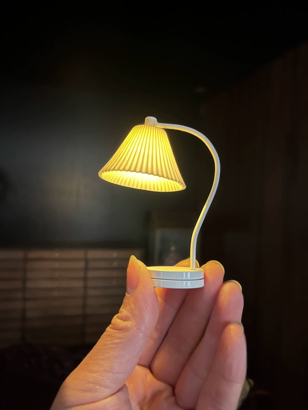 Lampe de table plissée crème à l'échelle 1:6, meuble miniature pour maison de poupée, décoration BJD Blythe, éclairage commutable sans fil