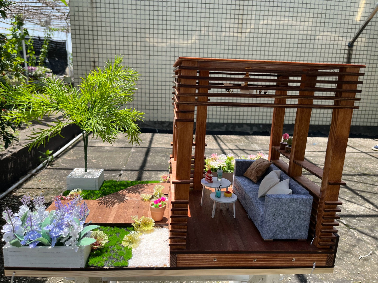 Casa de muñecas en miniatura a escala 1:12 con escena de jardín de vacaciones de verano