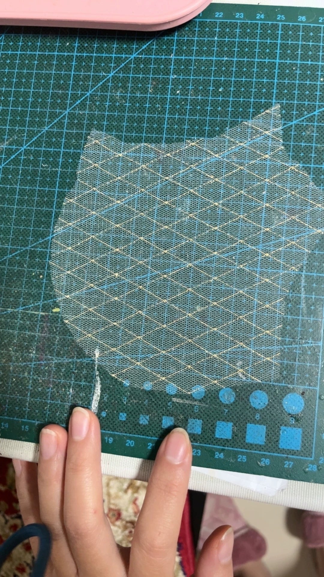 Tela de organza de malla con patrón de rombos de hilo dorado en color albaricoque