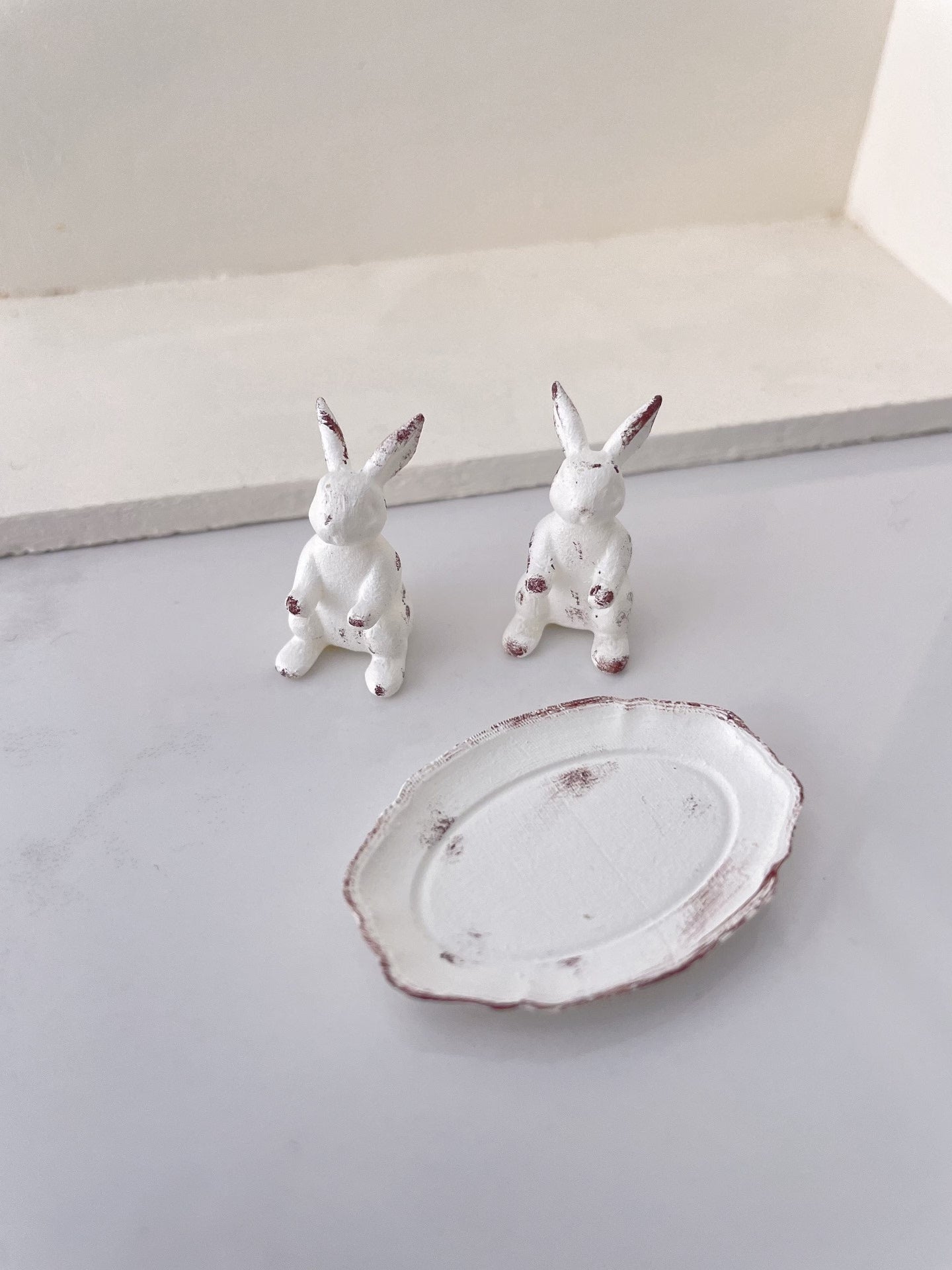 Plateau de figurines de lapin miniatures à l'échelle 1:12, blanc, modèle de maison de poupée, accessoires de jeu de nourriture miniatures