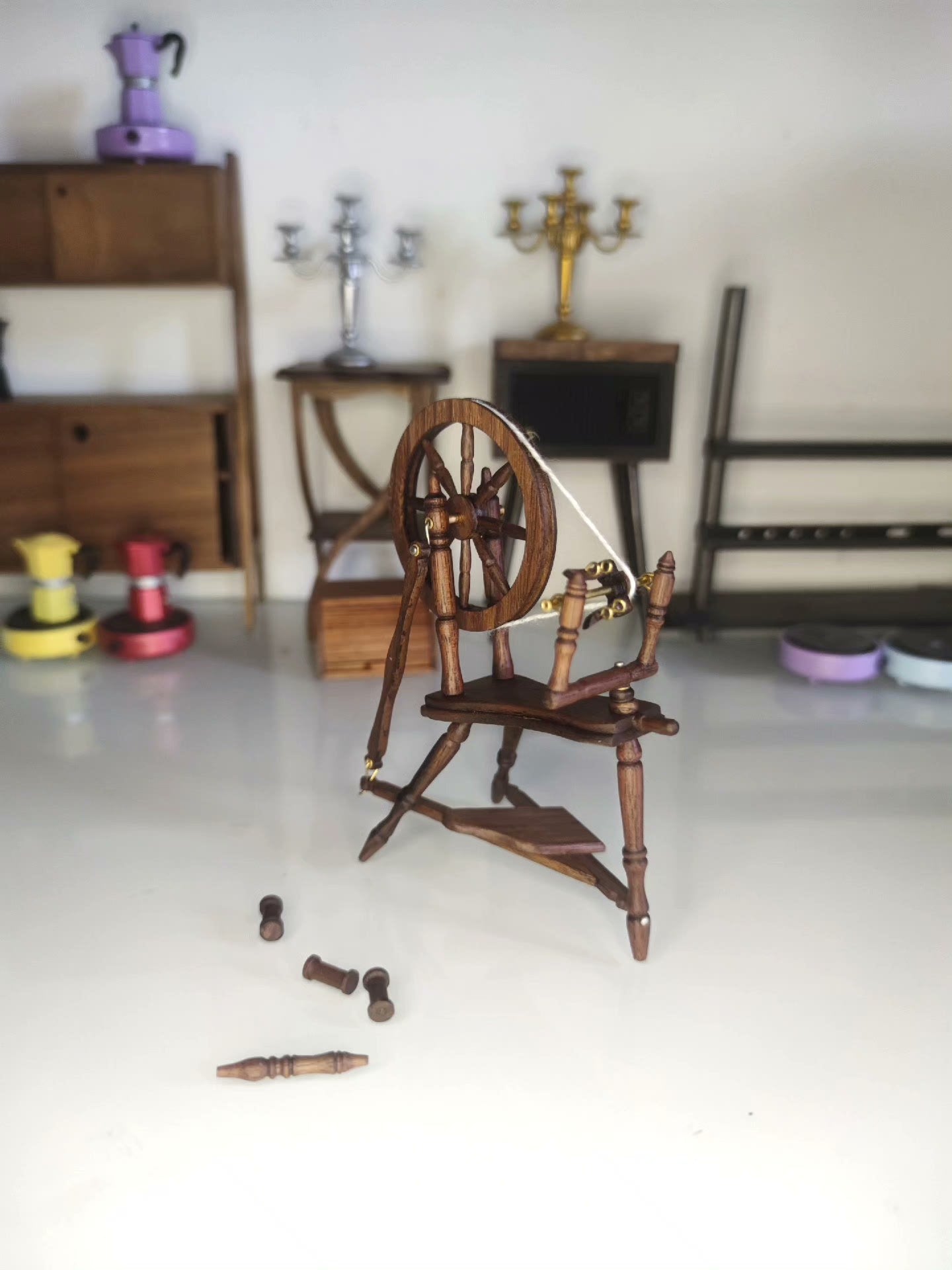 Meubles miniatures pour maison de poupée à l'échelle 1:12, rouet en noyer avec tabouret à pétales