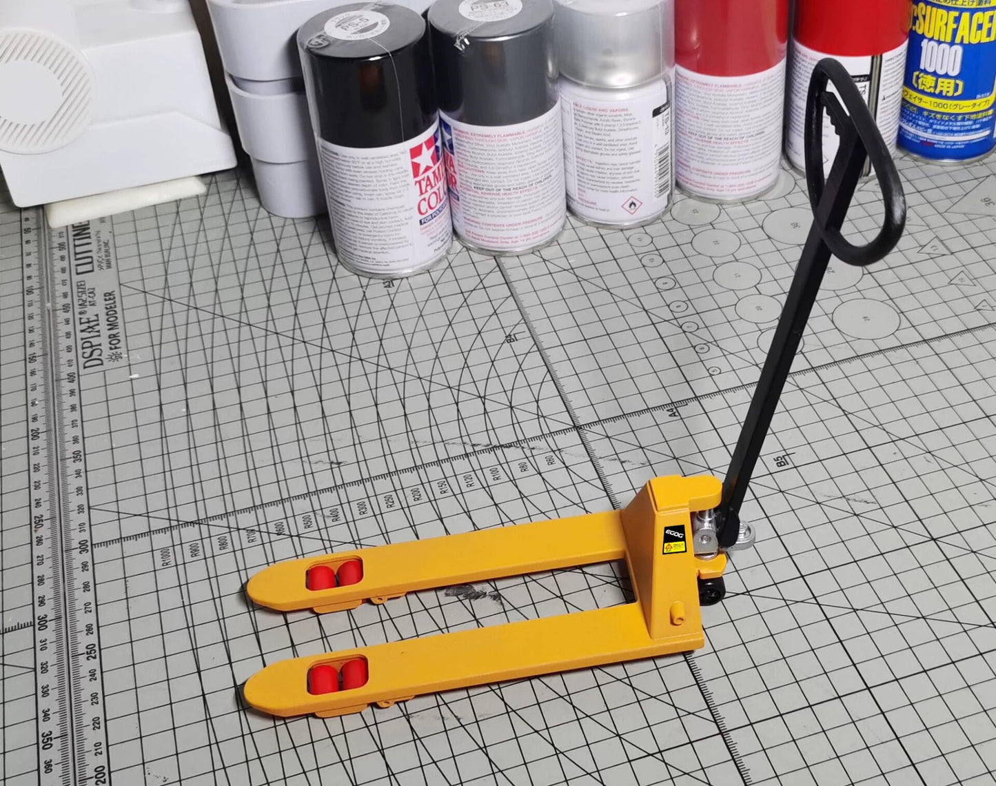 Escena de garaje RC en miniatura a escala 1:10 con simulación de carretilla elevadora para exhibición de coches de escalada