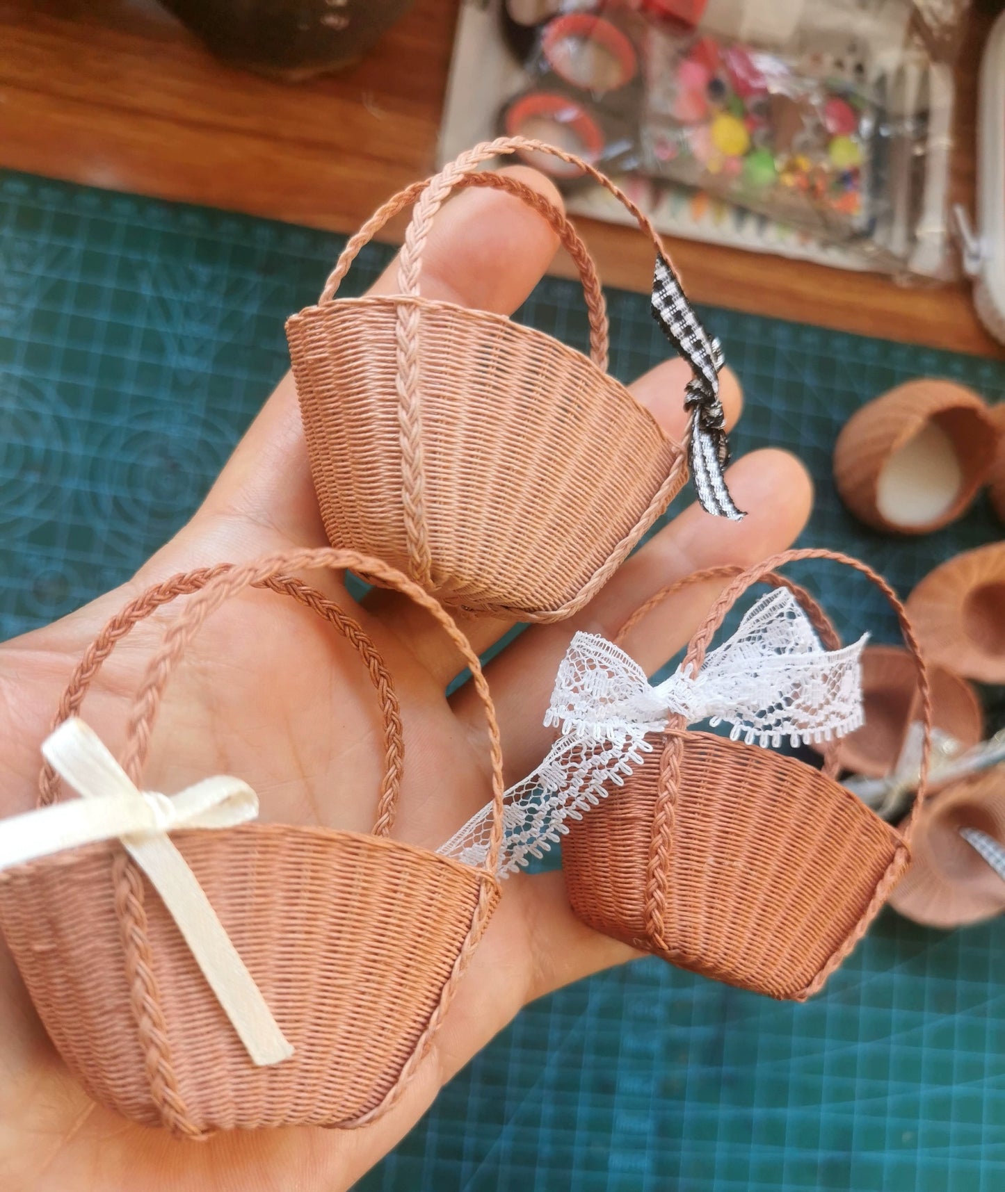 1:6 Scale Miniature Woven Basket With Bow And Hat For Dollhouse Accessories OB11 Blythe Doll