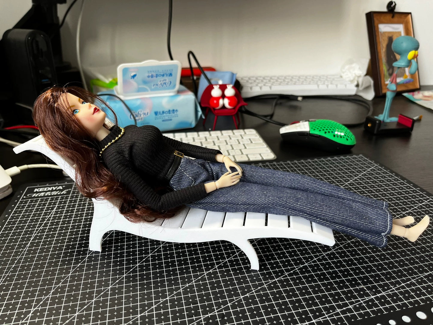 Chaise longue miniature pour maison de poupée à l'échelle 1:6