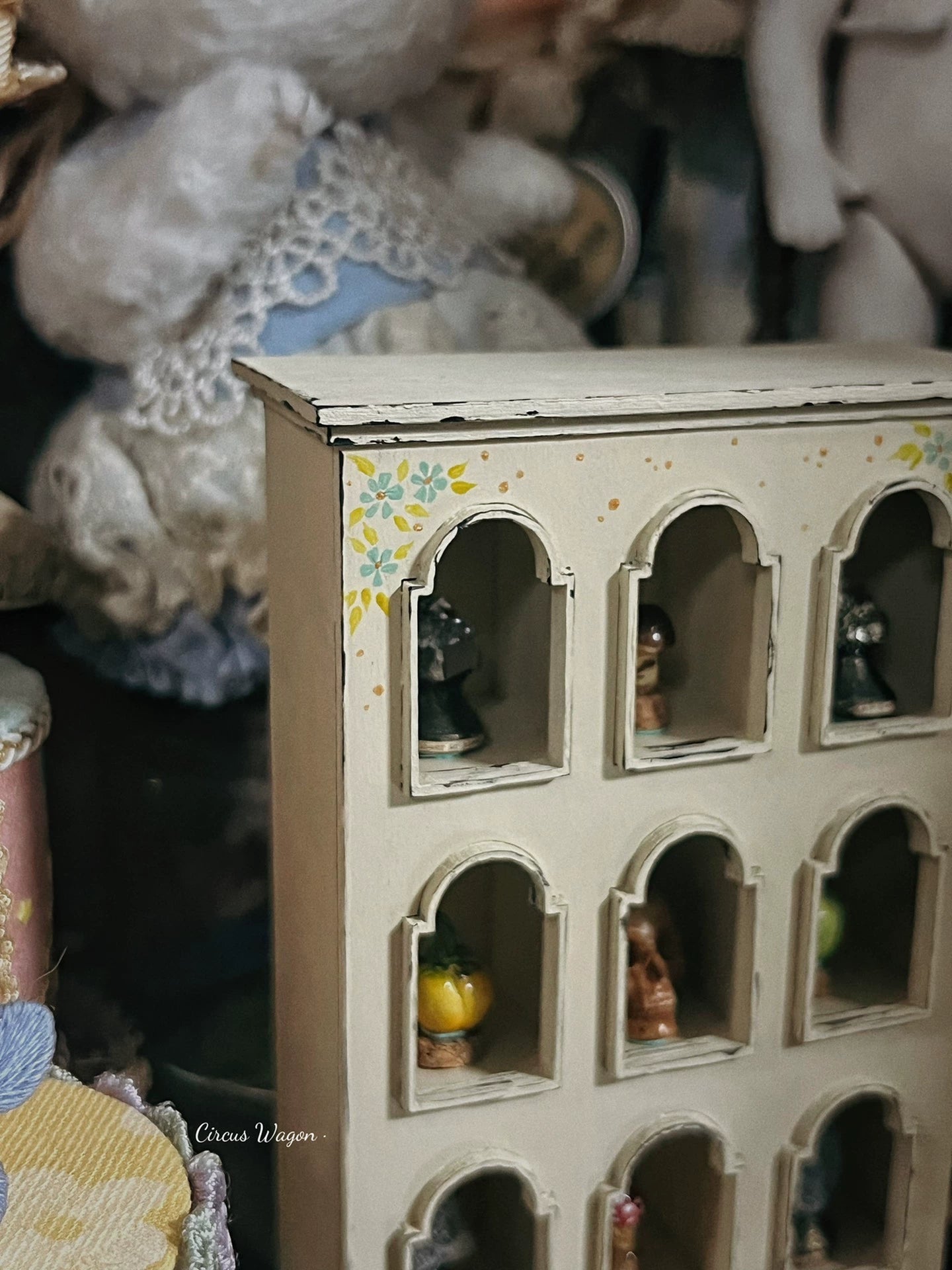 Vitrine miniature en minéraux à l'échelle 1:12, blanc ivoire, bord vieilli, meubles miniatures pour maison de poupée