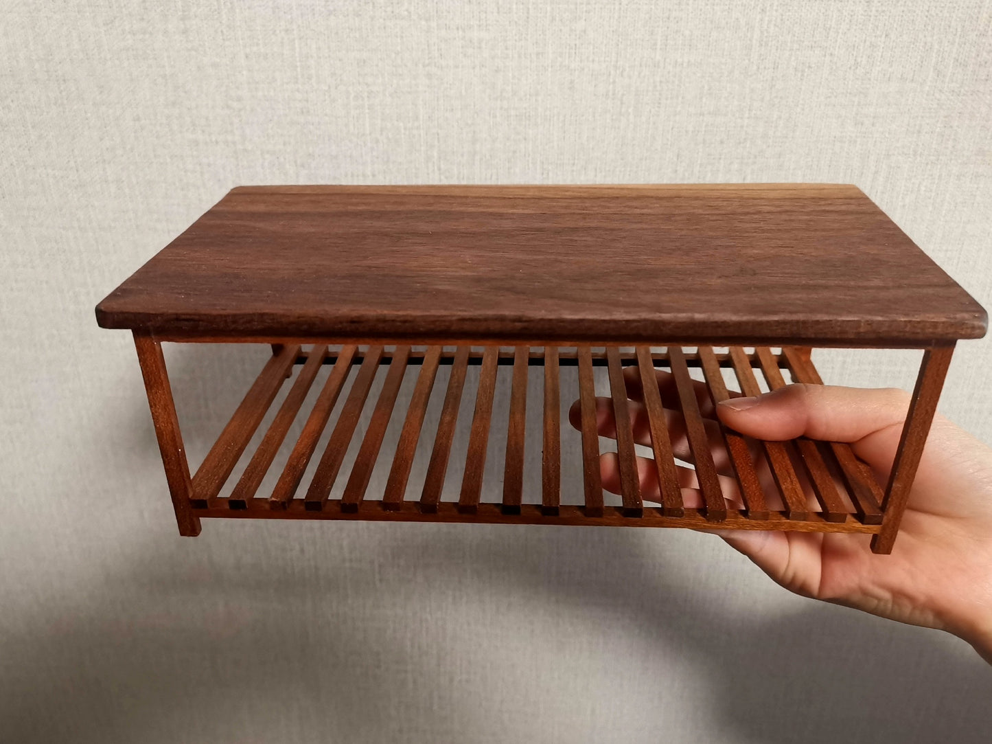 Mesa de plataforma de madera a escala 1:12, muebles para casa de muñecas en miniatura, nogal negro, dos tonos