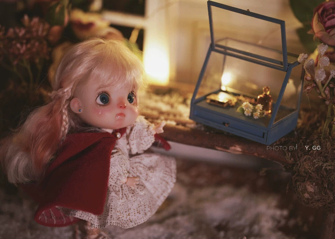 Vitrine miniature grise et bleue vieillie à l'échelle 1:6 pour maison de poupée