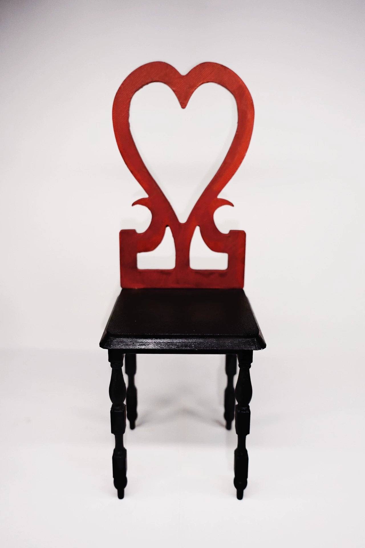 Silla gótica a escala 1:6, muebles de casa de muñecas en miniatura, hechos a mano y pintados.