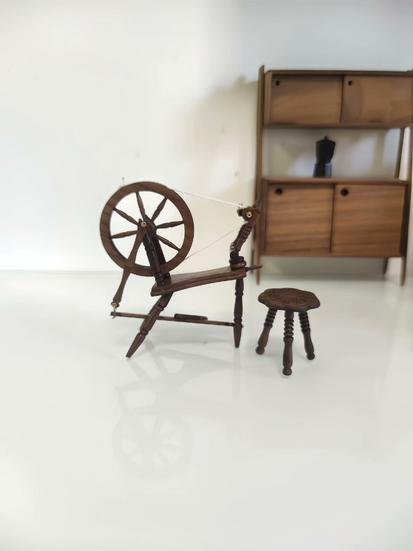Meubles miniatures pour maison de poupée à l'échelle 1:12, rouet en noyer avec tabouret à pétales