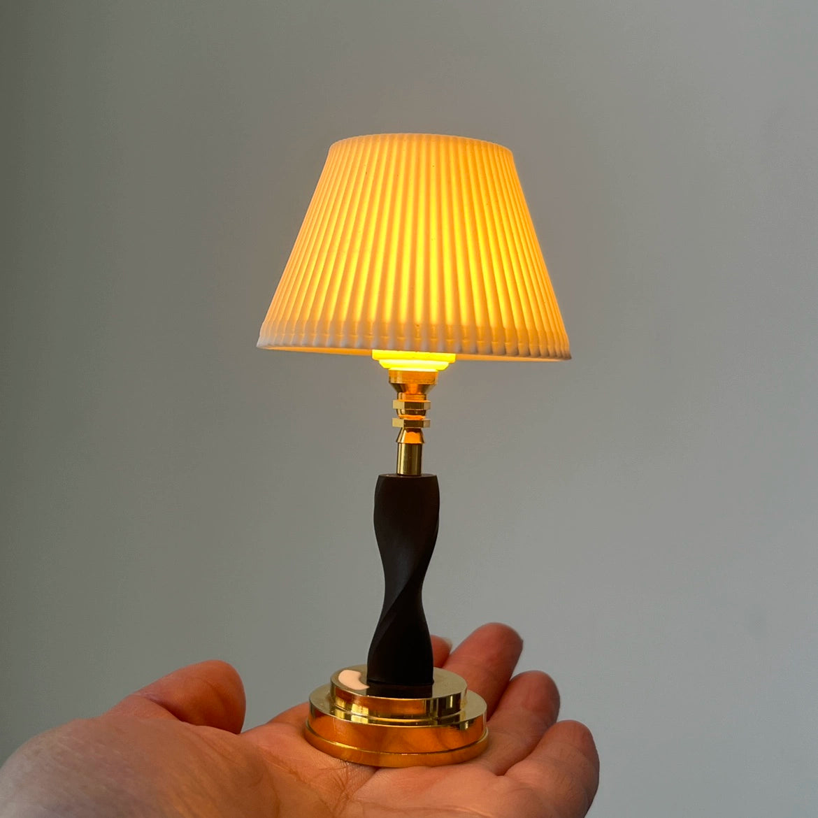 Lampe de table miniature rétro à thème BL, échelle 1:6 et échelle 1:12, avec lumière changeante de couleur rechargeable par USB, accessoires de scène pour maison de poupée BJD SD