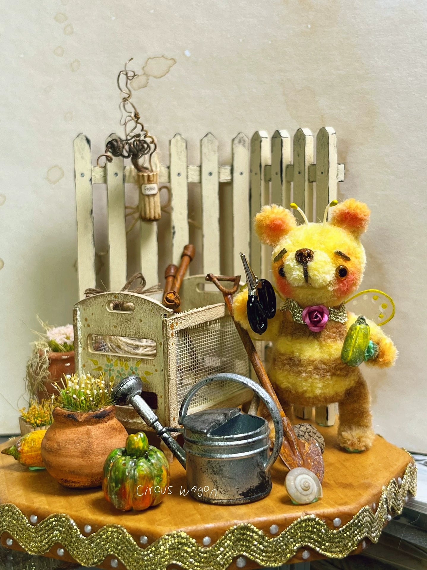 Casa de muñecas con oso y abeja trabajadora en miniatura a escala 1:12