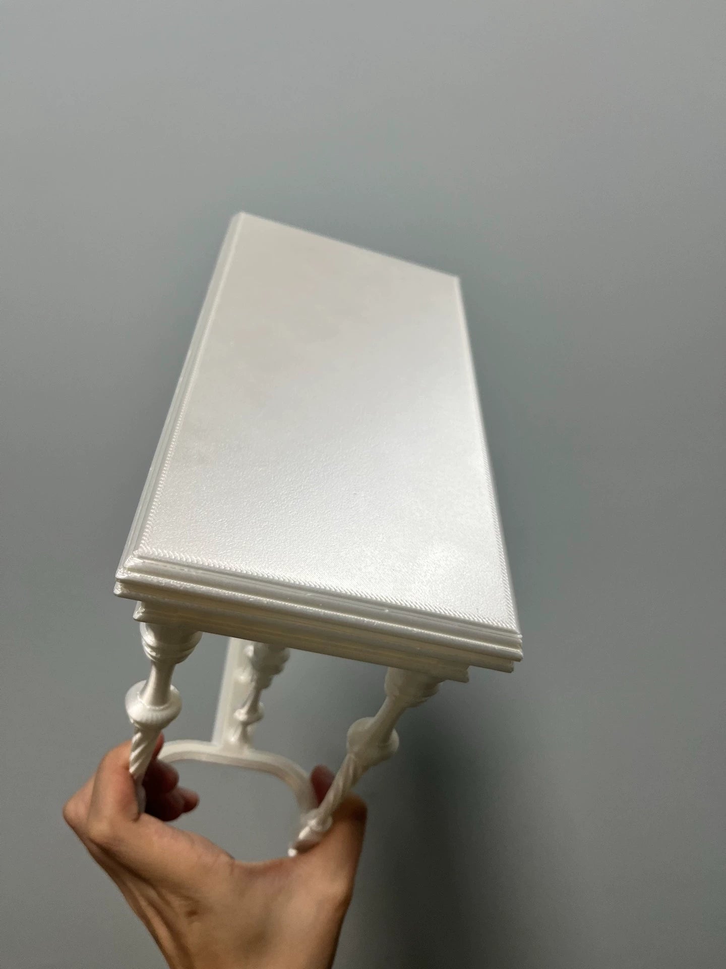 Mesa de centro tallada con textura de seda en miniatura para casa de muñecas BJD a escala 1:3