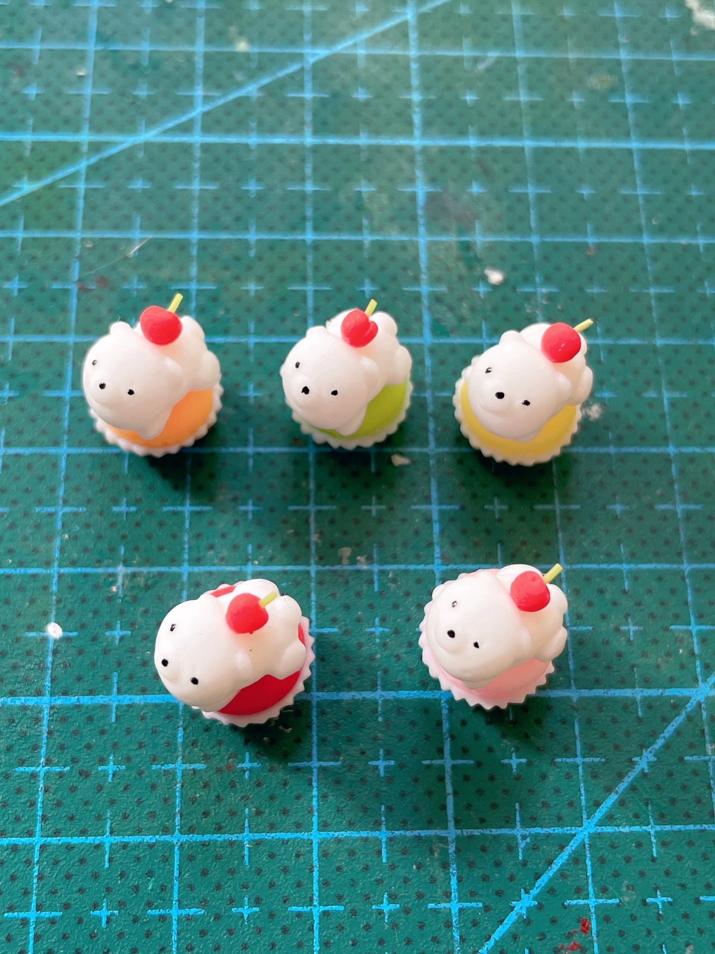 Sculpture miniature en argile représentant un macaron à l'échelle 1:12