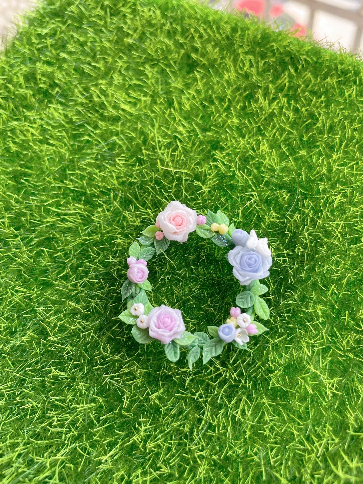 Corona de flores de arcilla en miniatura a escala 1:12, accesorio para casa de muñecas, escena en miniatura