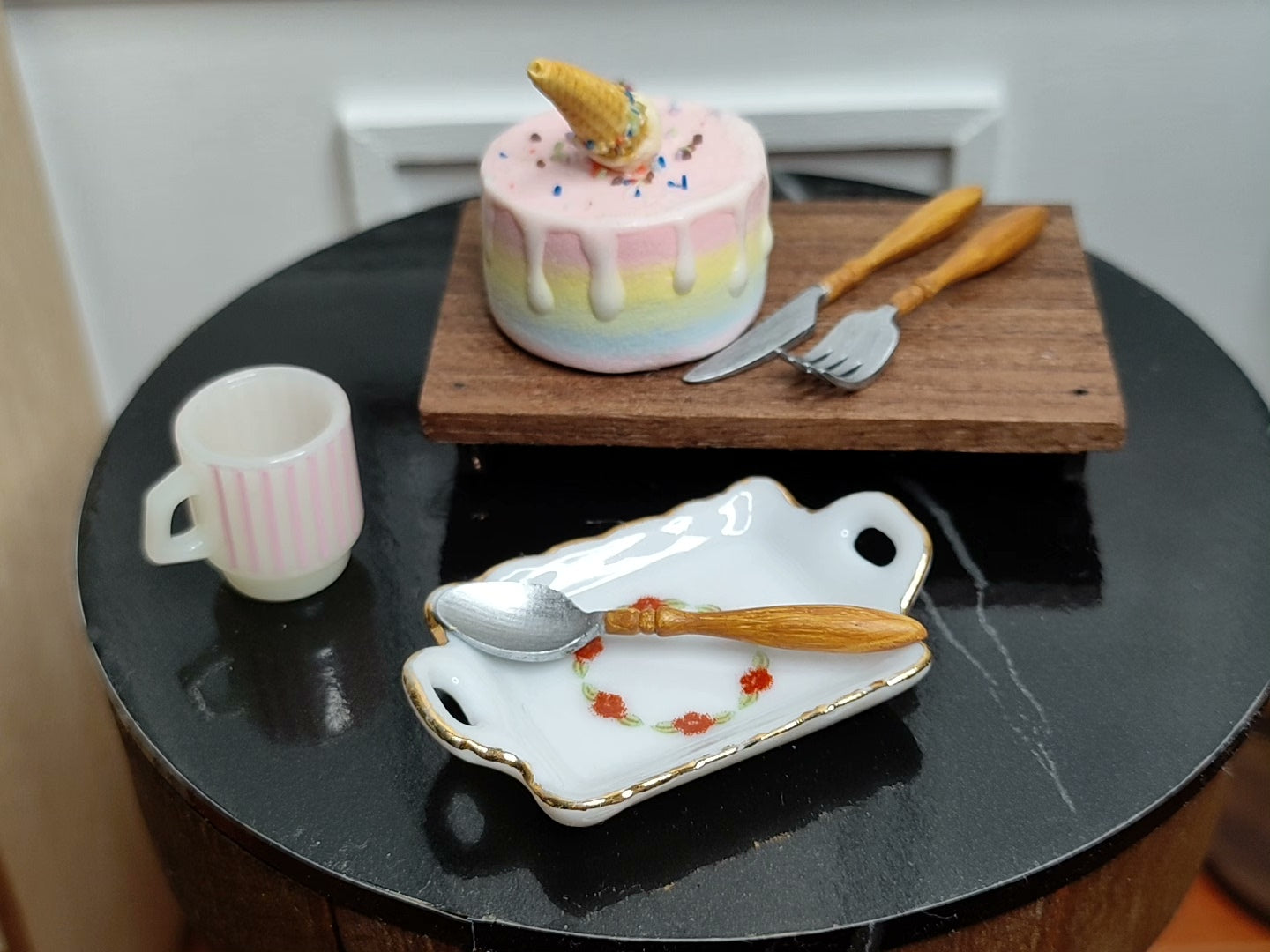 Juego de utensilios de cocina en miniatura a escala 1:12 con caja de almacenamiento, cubiertos, cuchillos, tenedores y cucharas, accesorios para casa de muñecas.