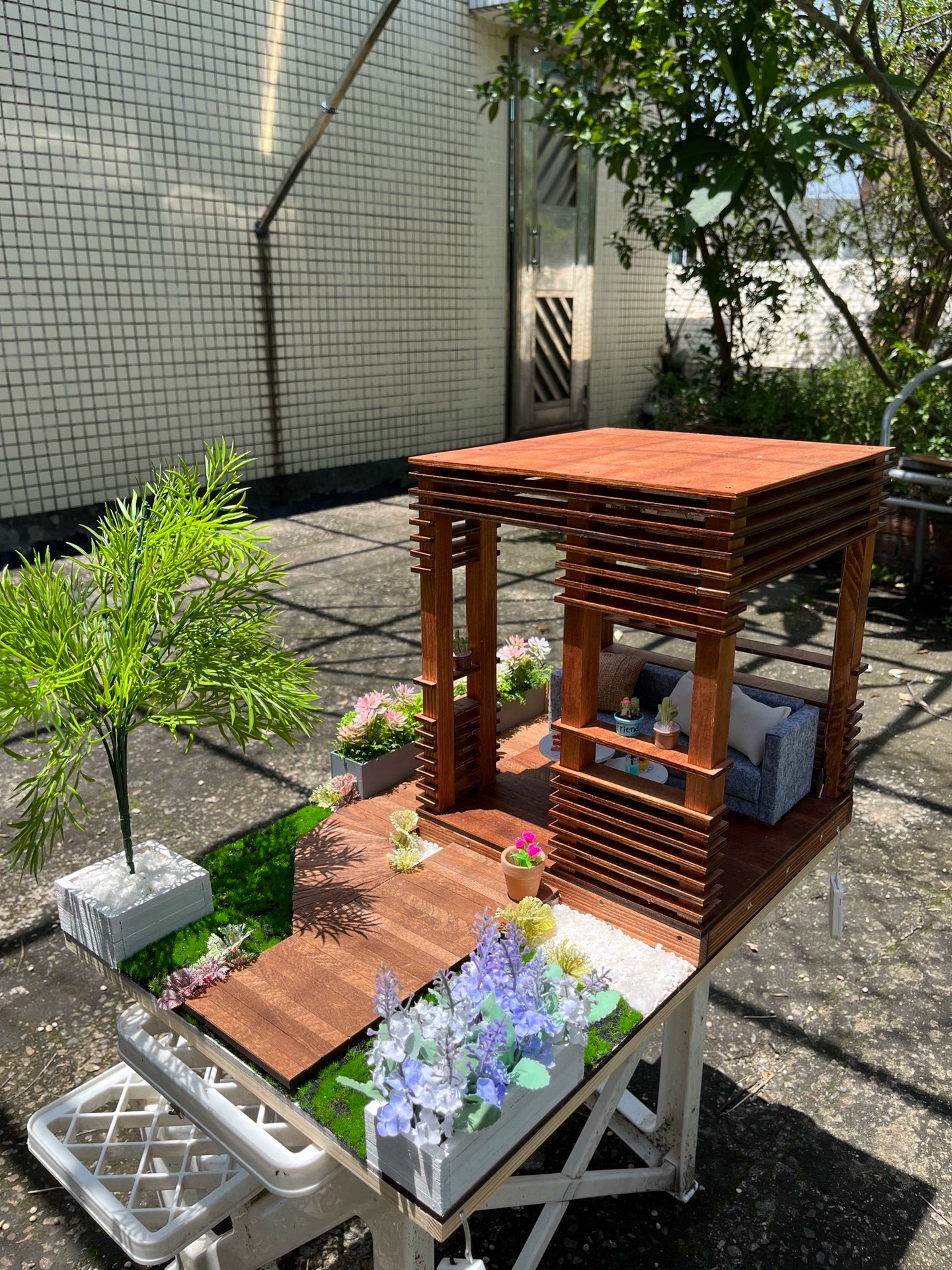 Casa de muñecas en miniatura a escala 1:12 con escena de jardín de vacaciones de verano