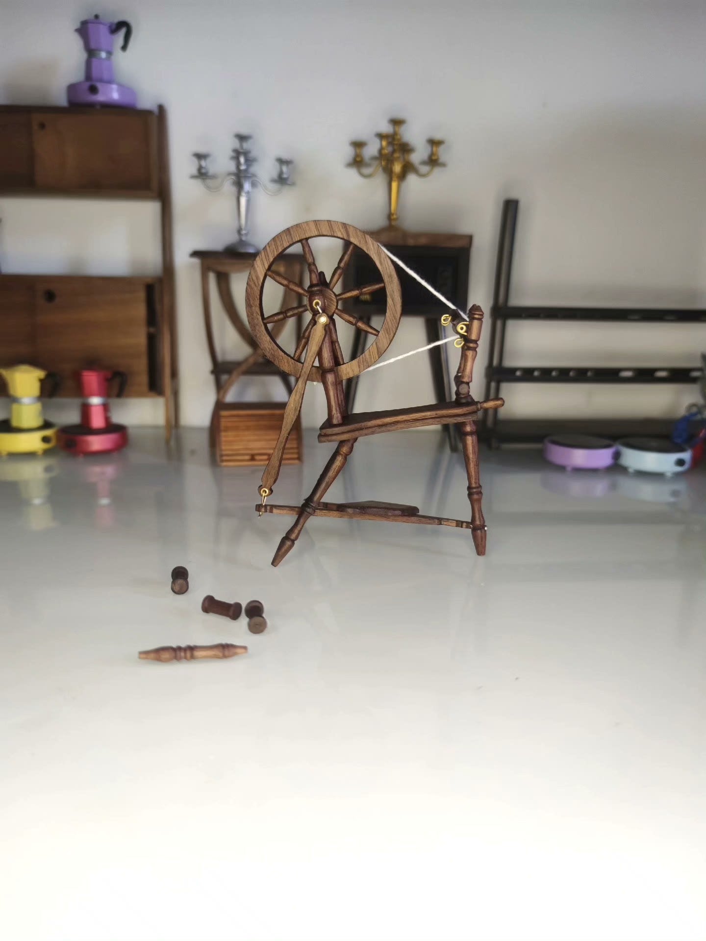 Meubles miniatures pour maison de poupée à l'échelle 1:12, rouet en noyer avec tabouret à pétales