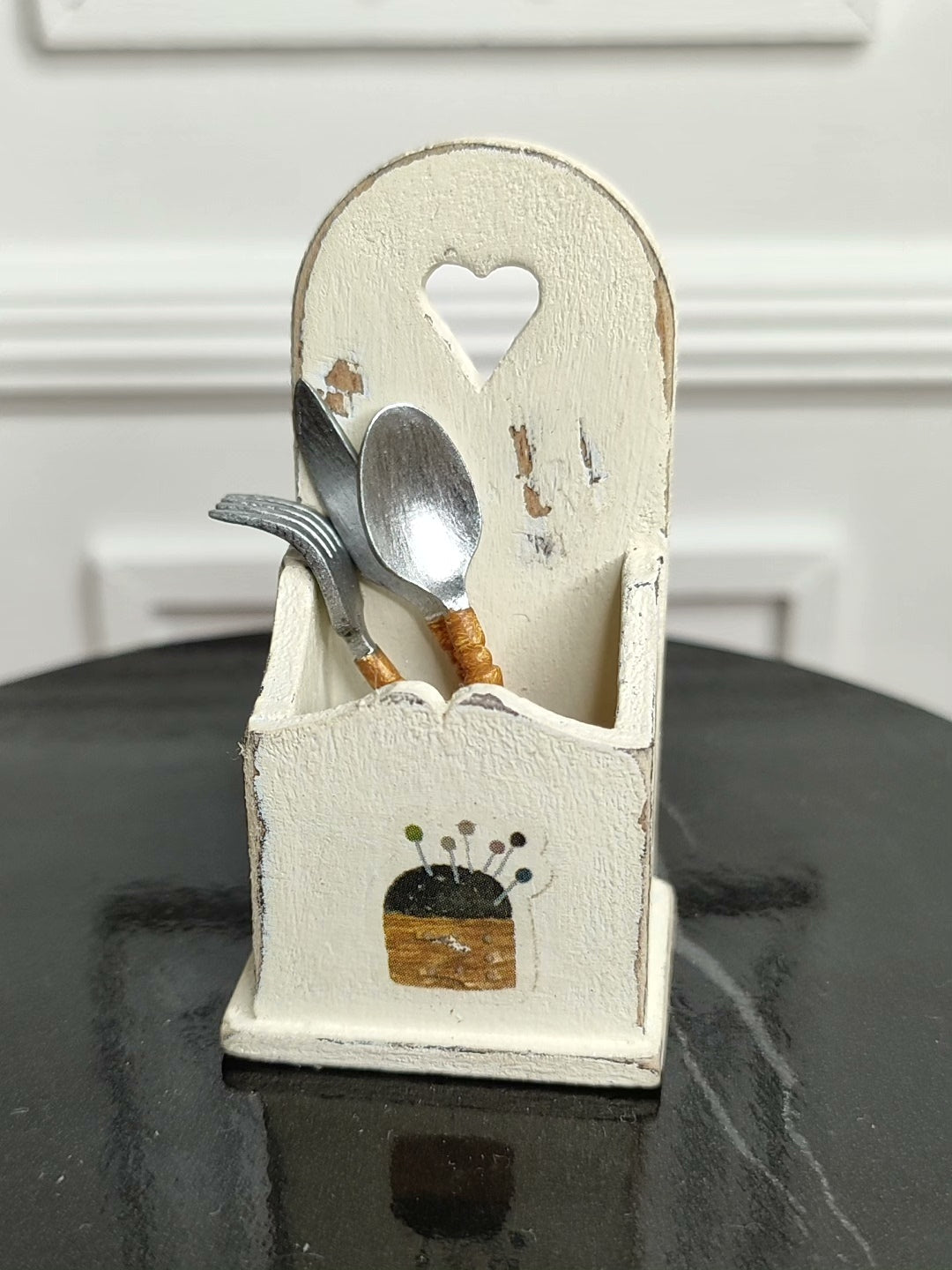 Juego de utensilios de cocina en miniatura a escala 1:12 con caja de almacenamiento, cubiertos, cuchillos, tenedores y cucharas, accesorios para casa de muñecas.